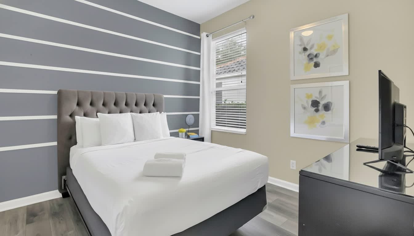 雅致现代卧室，几何条纹背景与柔和色调构筑出极致简约的都市避风港。