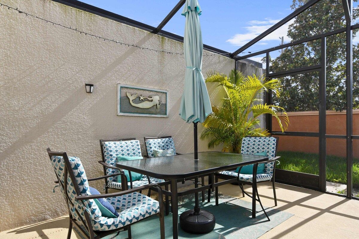 Relaxing outdoor dining space with vibrant seating and tropical vibes!