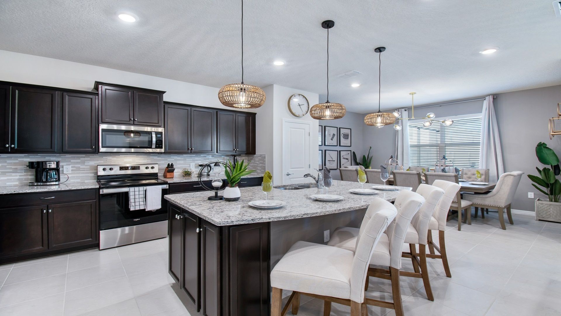 Kitchen: Compact and stylish with a mini breakfast bar