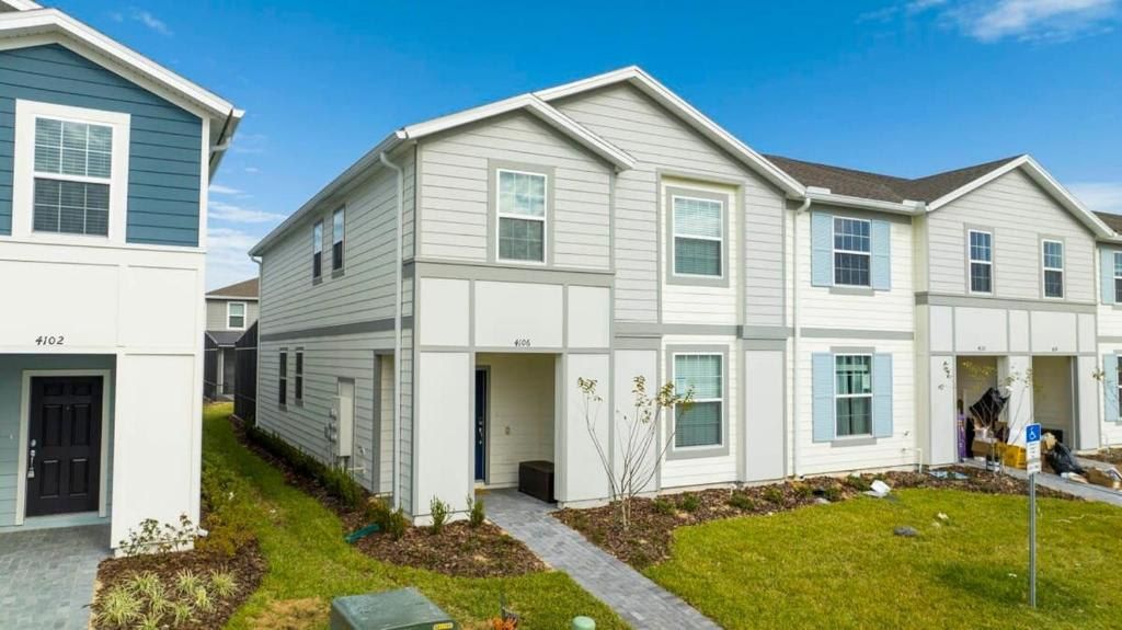 Modern 3BR townhouse near attractions with stylish design and cozy comfort.