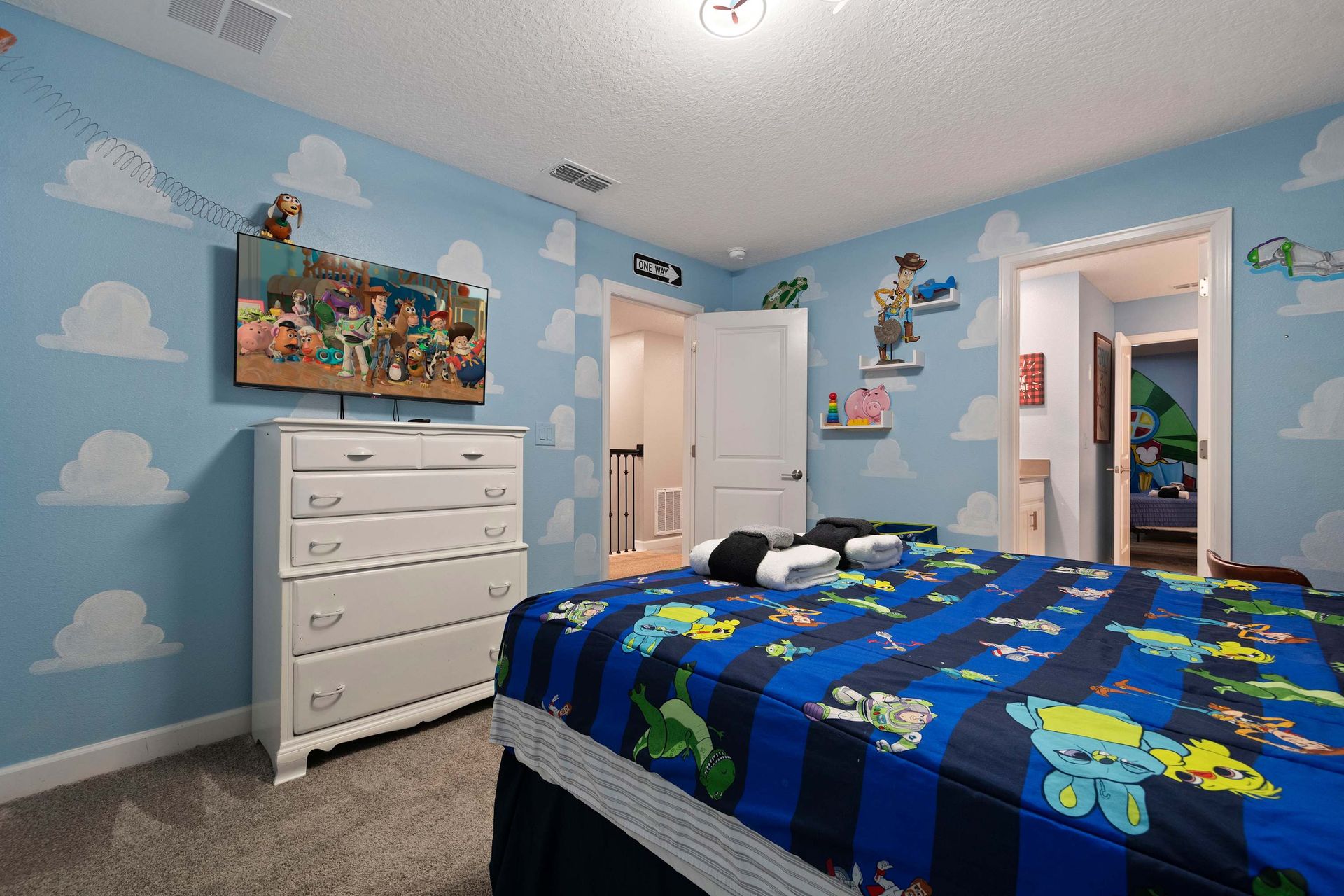 Sleep in Andy’s world with this Toy Story-themed room full of charm and imagination!
