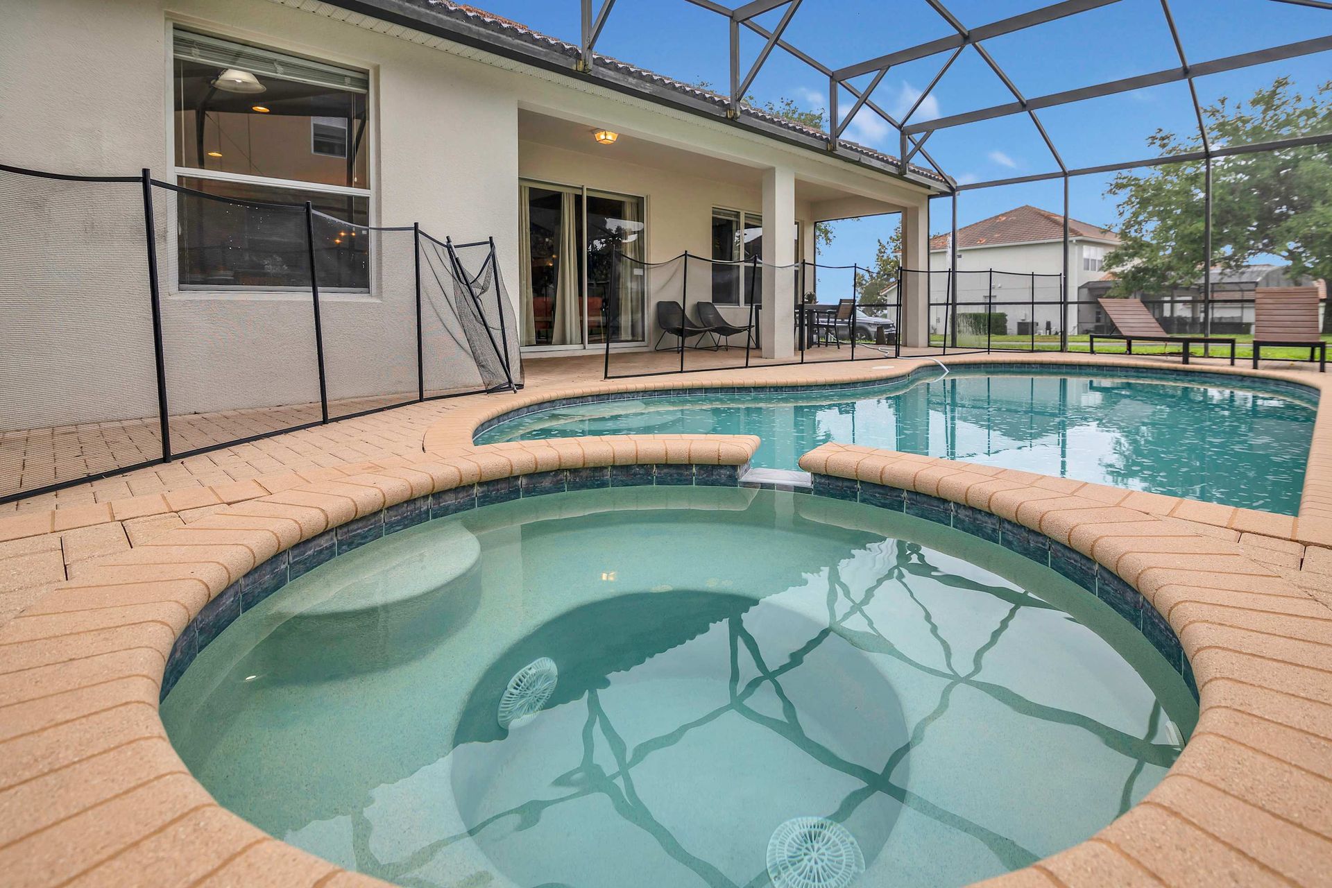 Poolside relaxation: spa with a view of the covered lounge. 