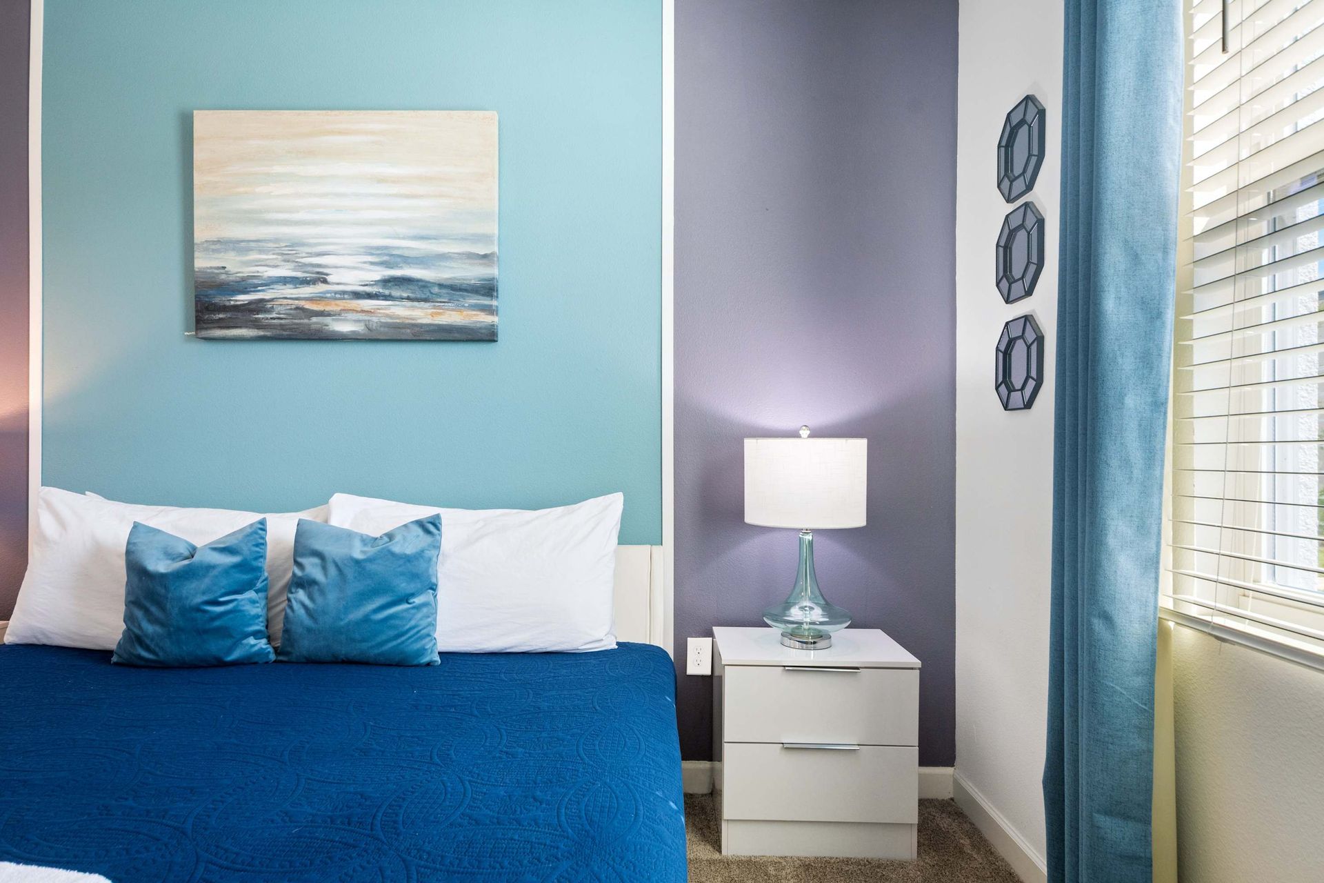 Ocean-inspired oasis: calming blues and purples in a stylish room. 