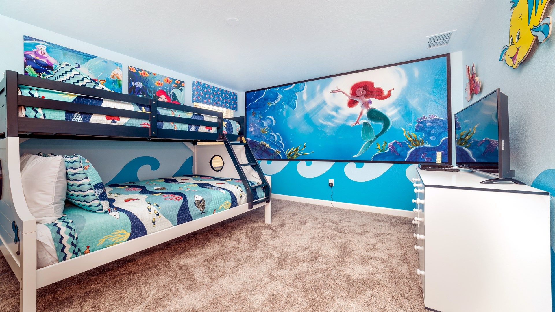 Kids will have fun in this Frozen bedroom with beautiful decoration