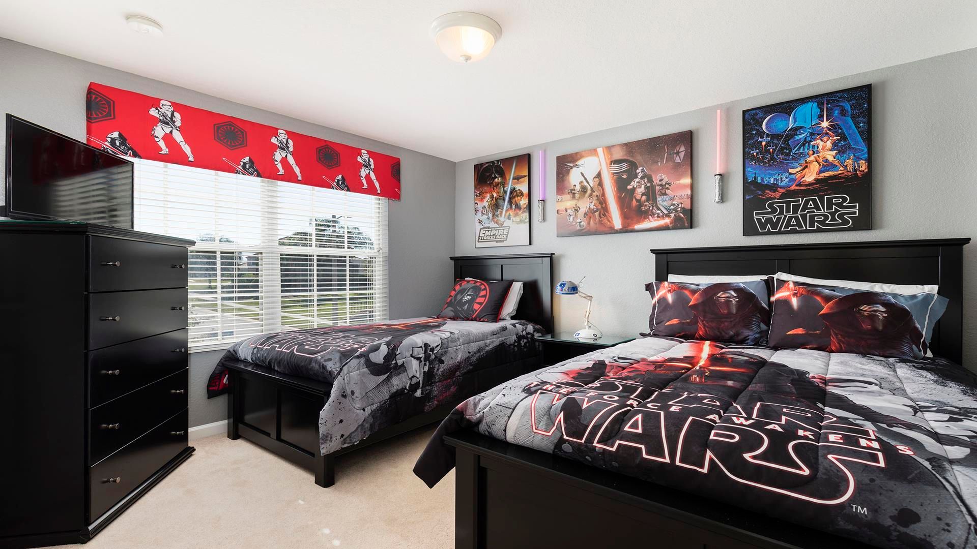 Kids will love the upstairs bedroom with a cool Star War theme.