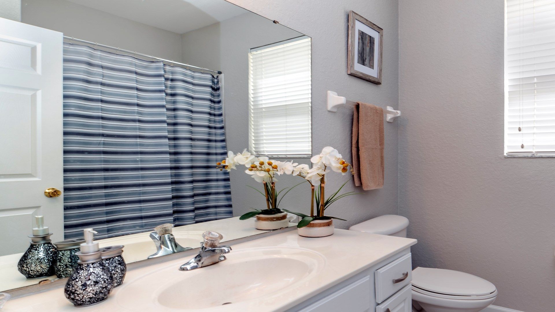 Elegant, minimalist bathroom with flowers and artistic decor.