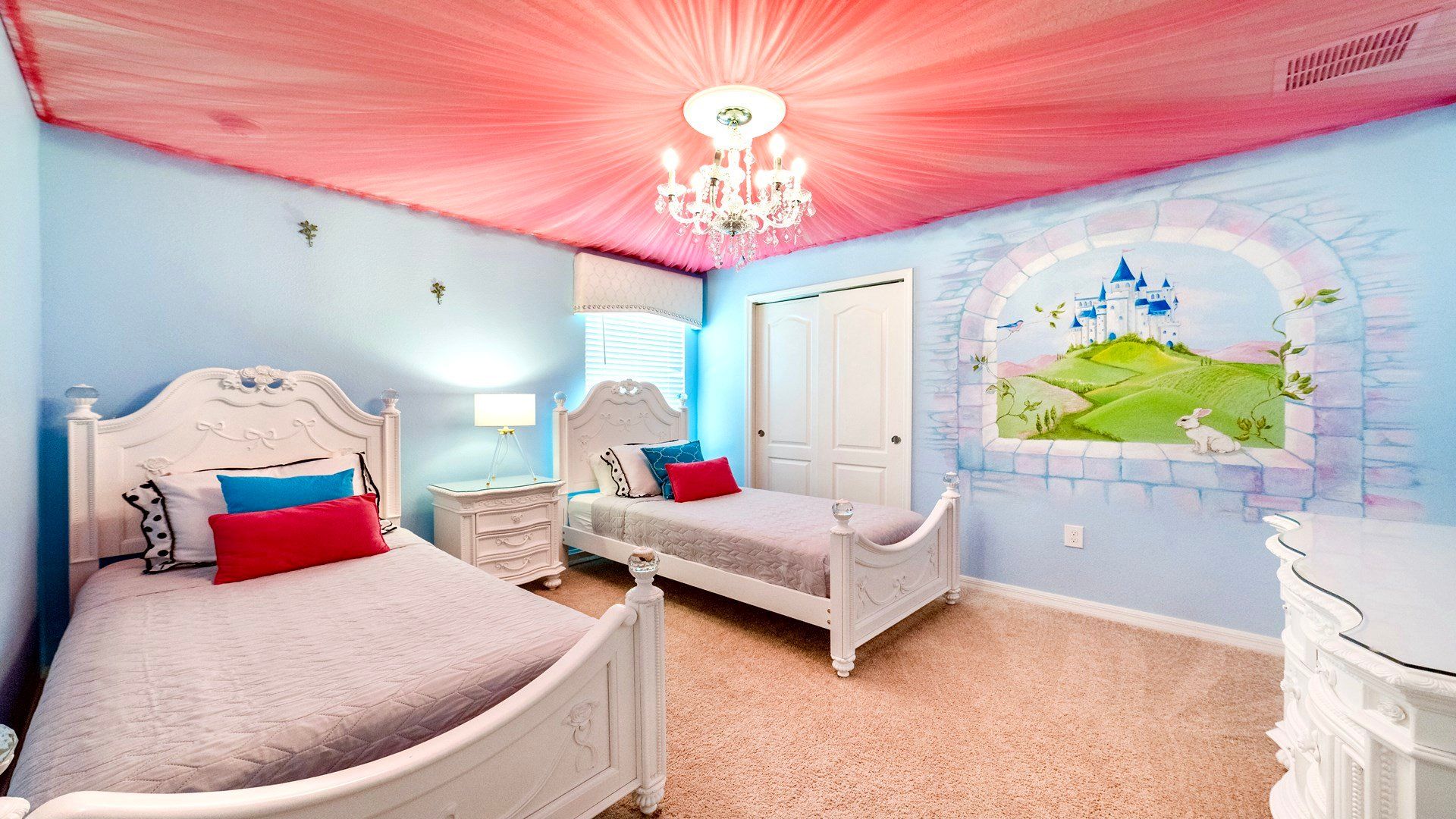 Comfortable arrangement with two twin beds