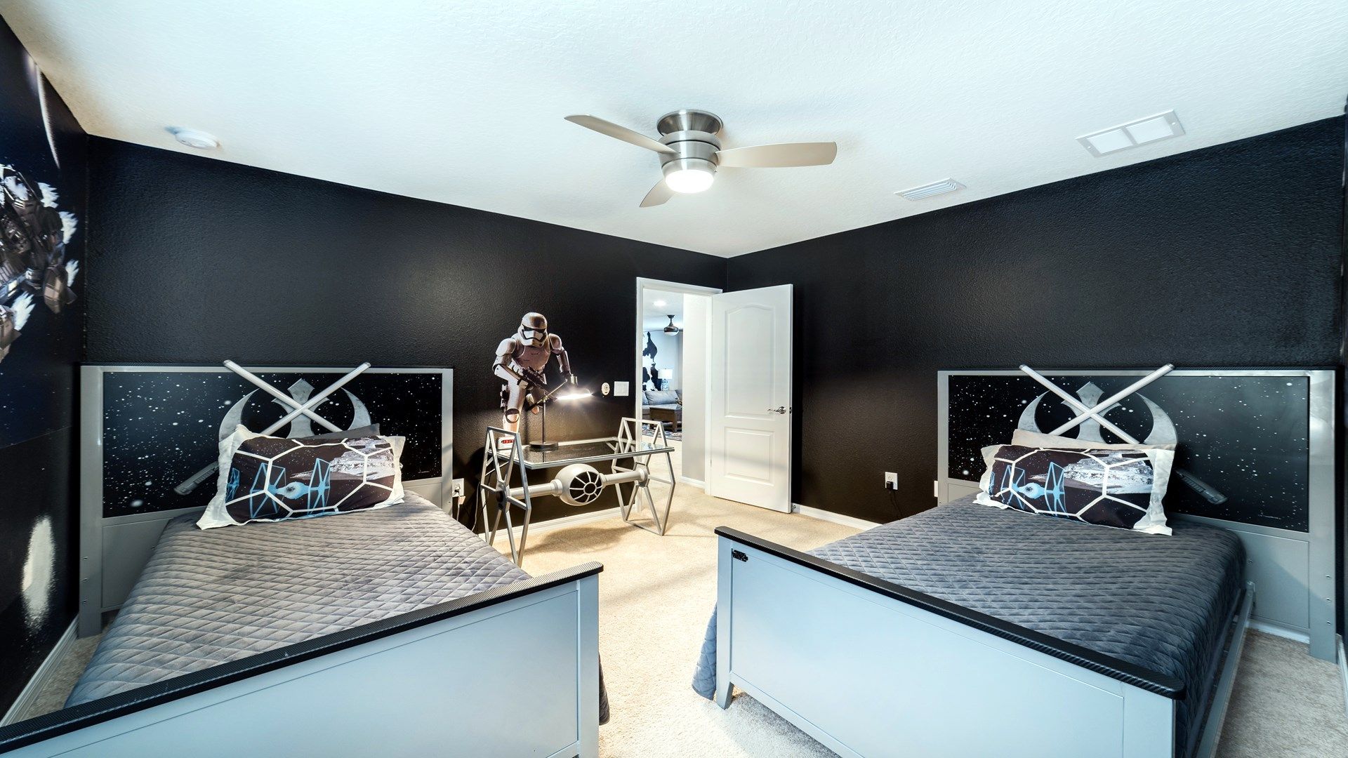 Immerse in Star Wars adventure with two twin beds