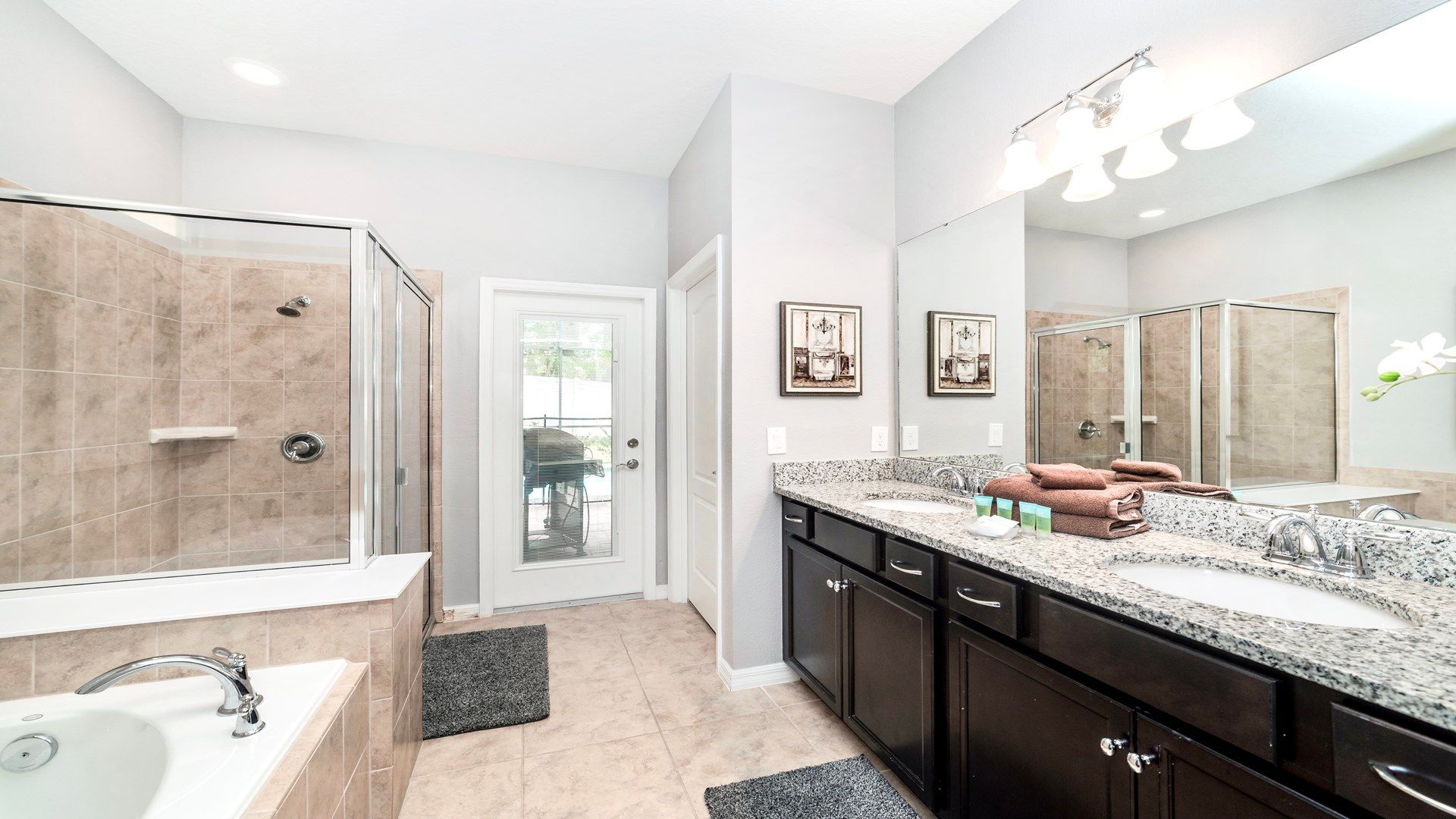 Bathroom: fully equipped, offering a clean and refreshing personal space.