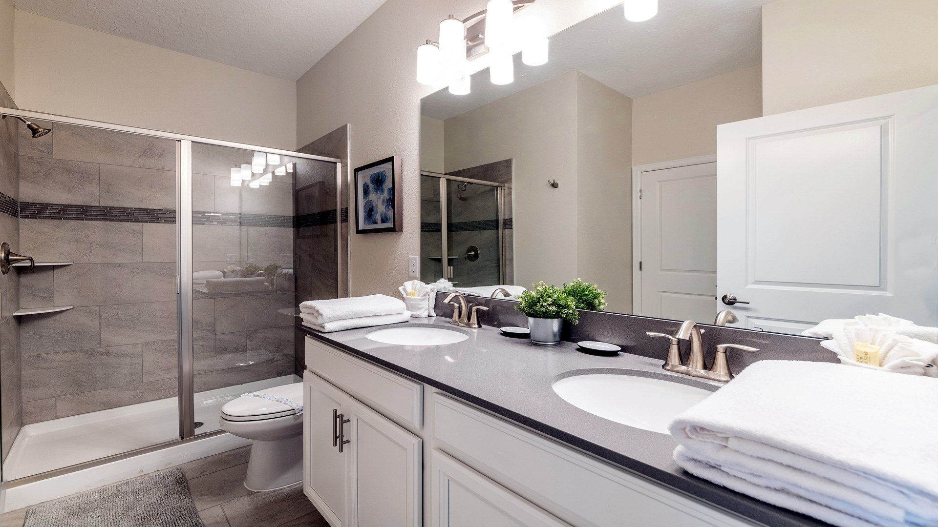 Gorgeous full bathroom that blends elegance and functionality.