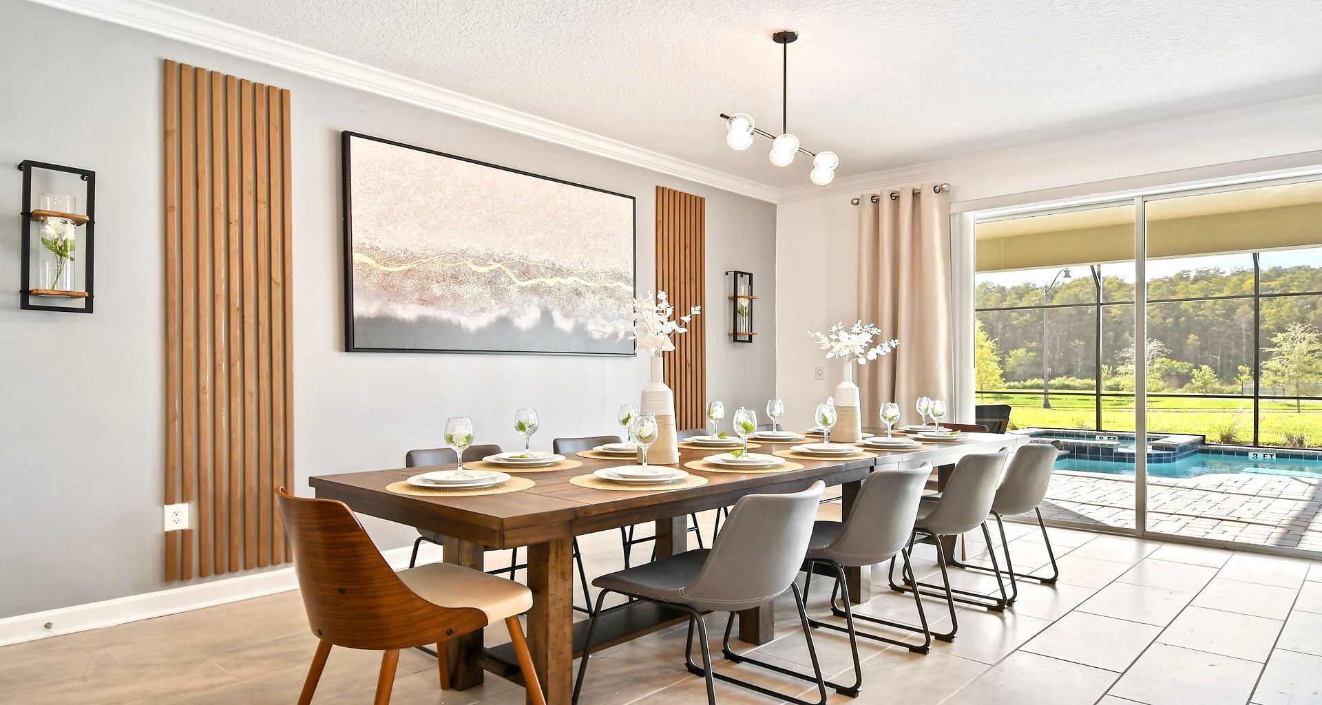 The dining area offers ample space to comfortably accommodate everyone, ensuring a pleasant and sociable dining experience for all