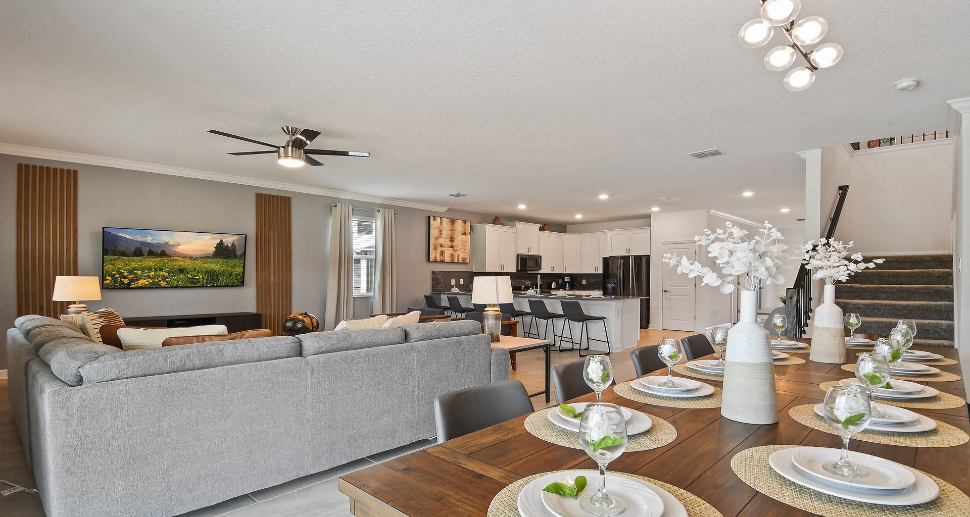 The dining area offers ample space to comfortably accommodate everyone, ensuring a pleasant and sociable dining experience for all