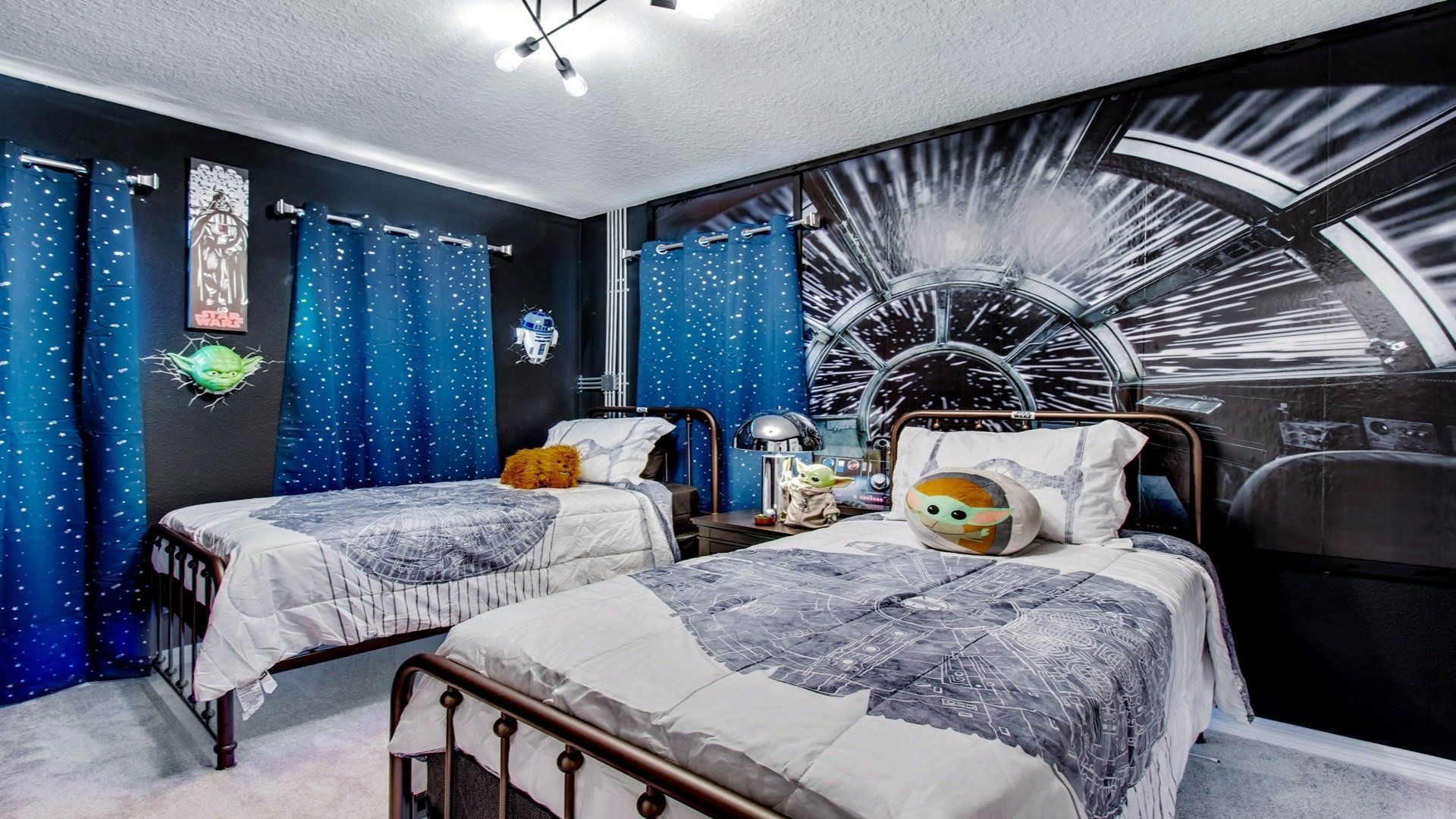 Star Wars themed bedroom with 2 twin beds.