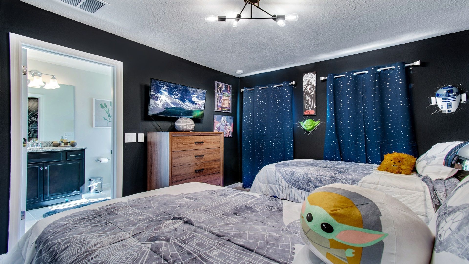 Star Wars themed bedroom with 2 twin beds.