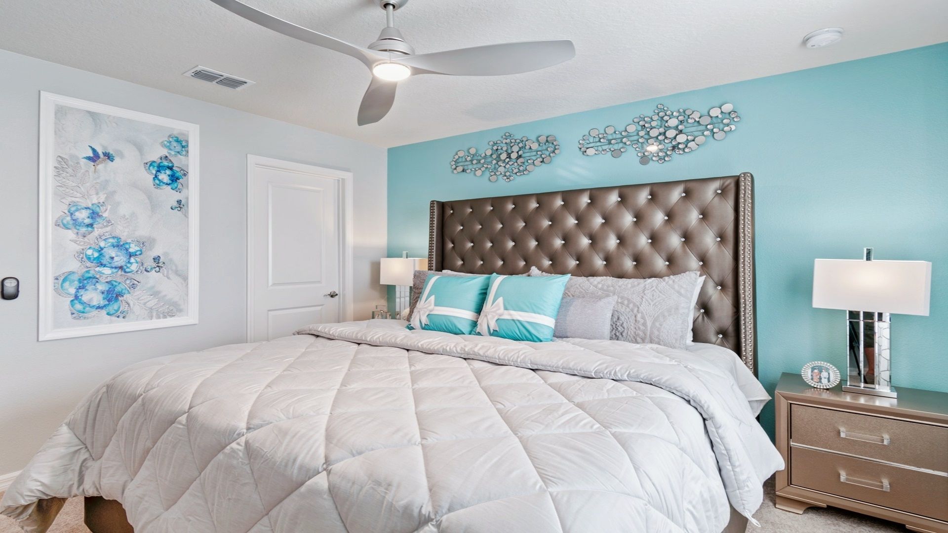 Upstairs bedroom with a spacious king sized bed.