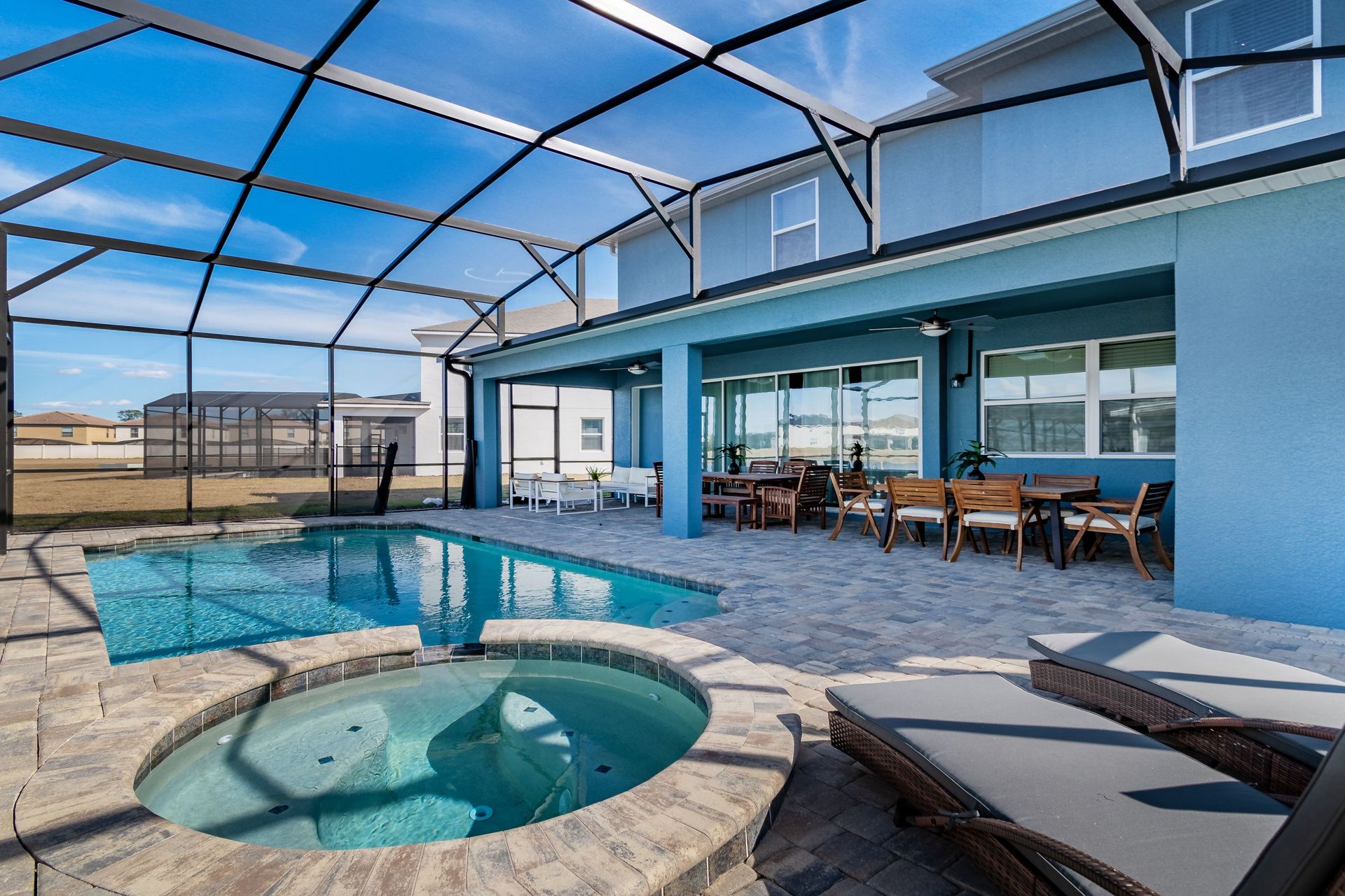 Spacious screened pool & spa with lounge chairs and outdoor dining!