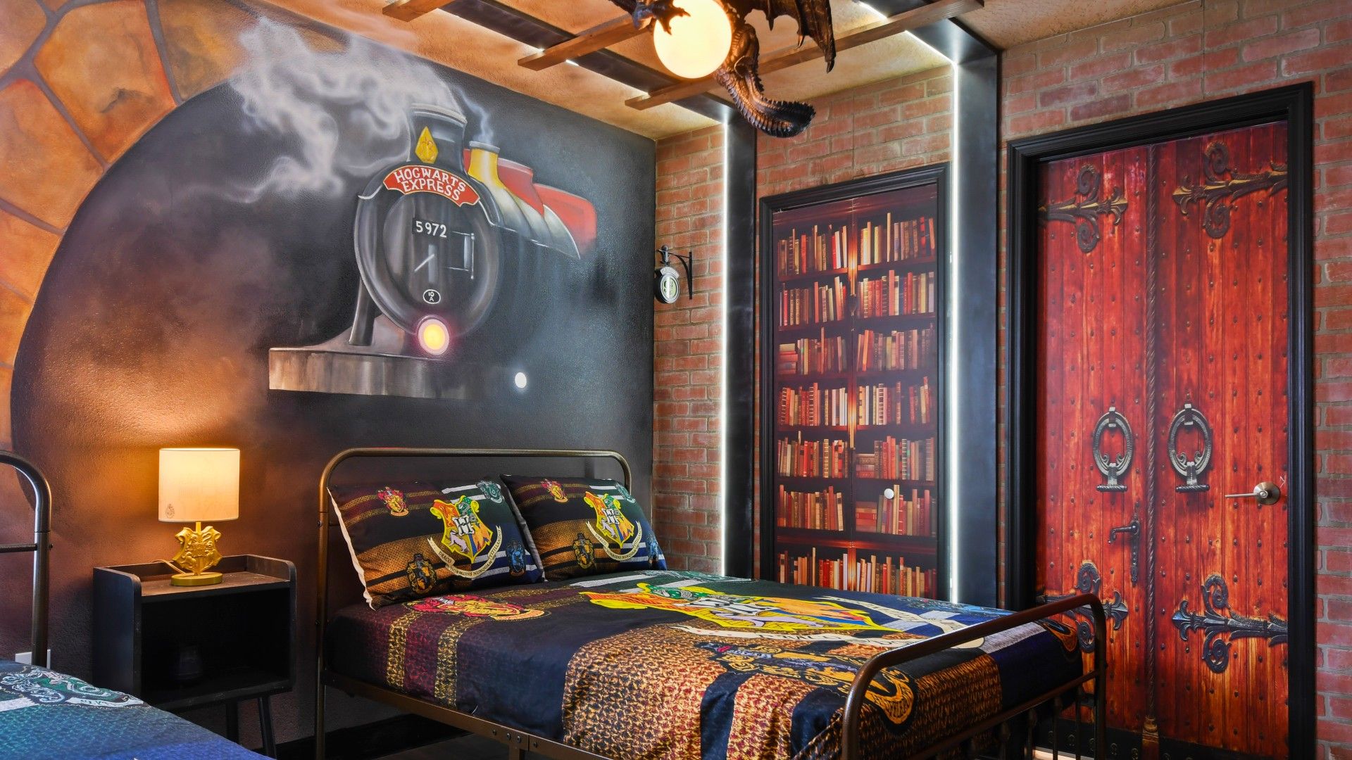 Hogwarts train station themed room for Harry Potter fans