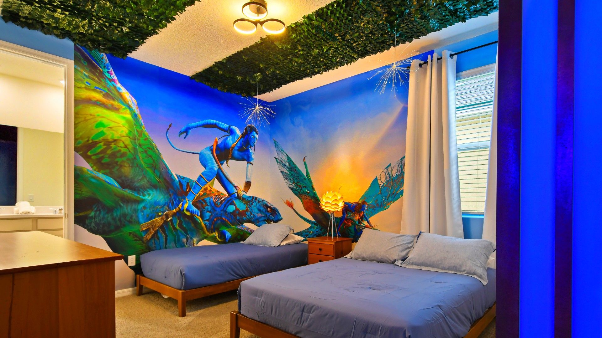 Immerse in an Avatar-inspired bedroom with glowing decor and epic jungle vibes!