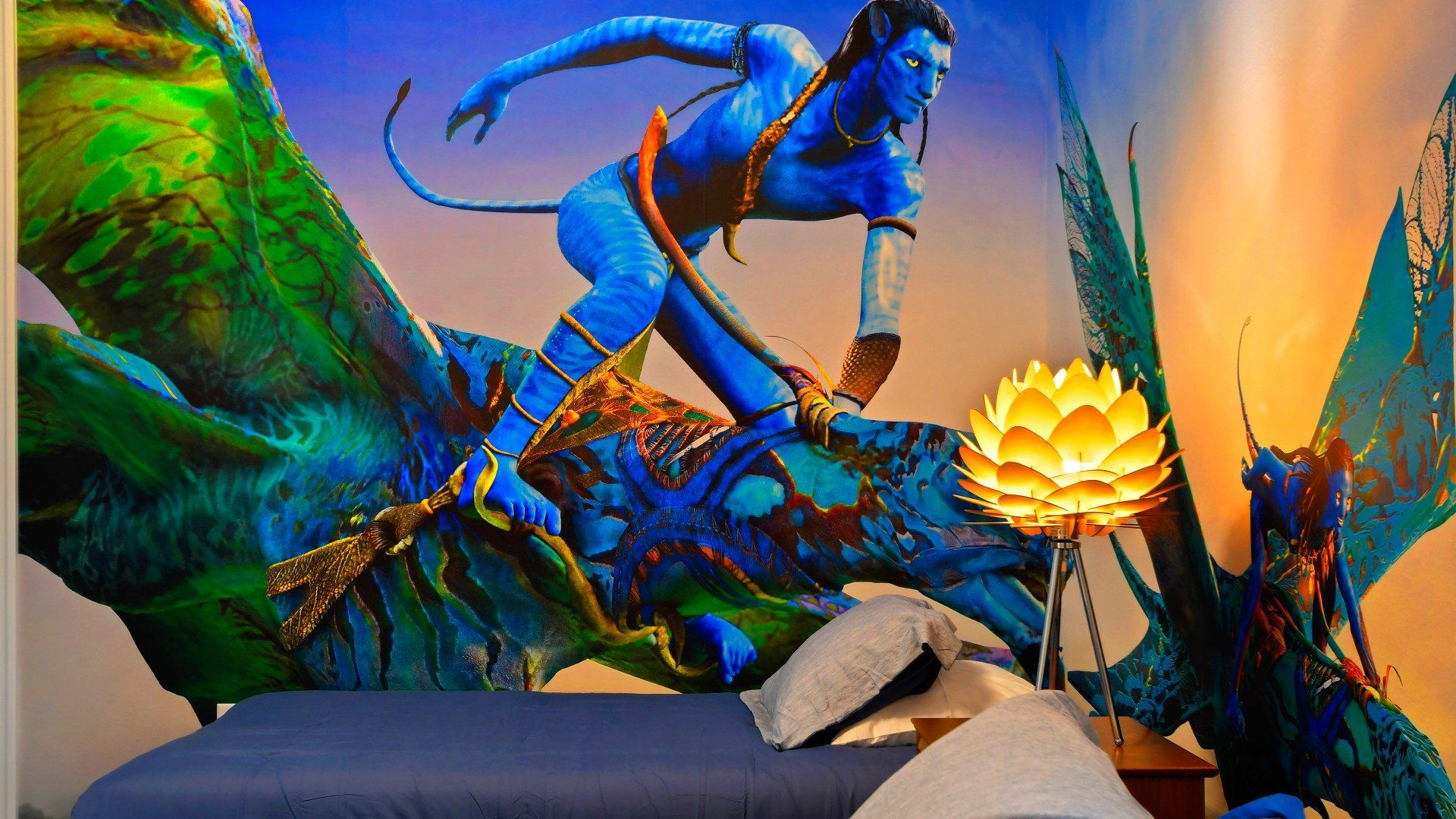 Escape to Pandora in this stunning Avatar-themed room with glowing ambiance!