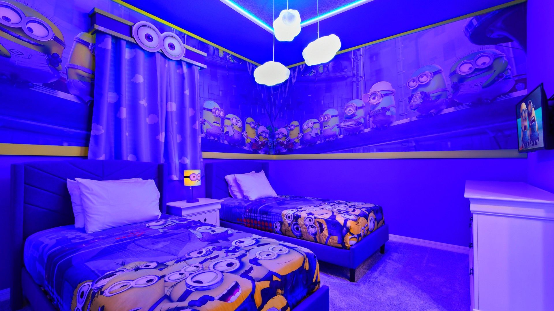 Minions-Themed Room: Playful Beds, Bright Decor & Fun Vibes!