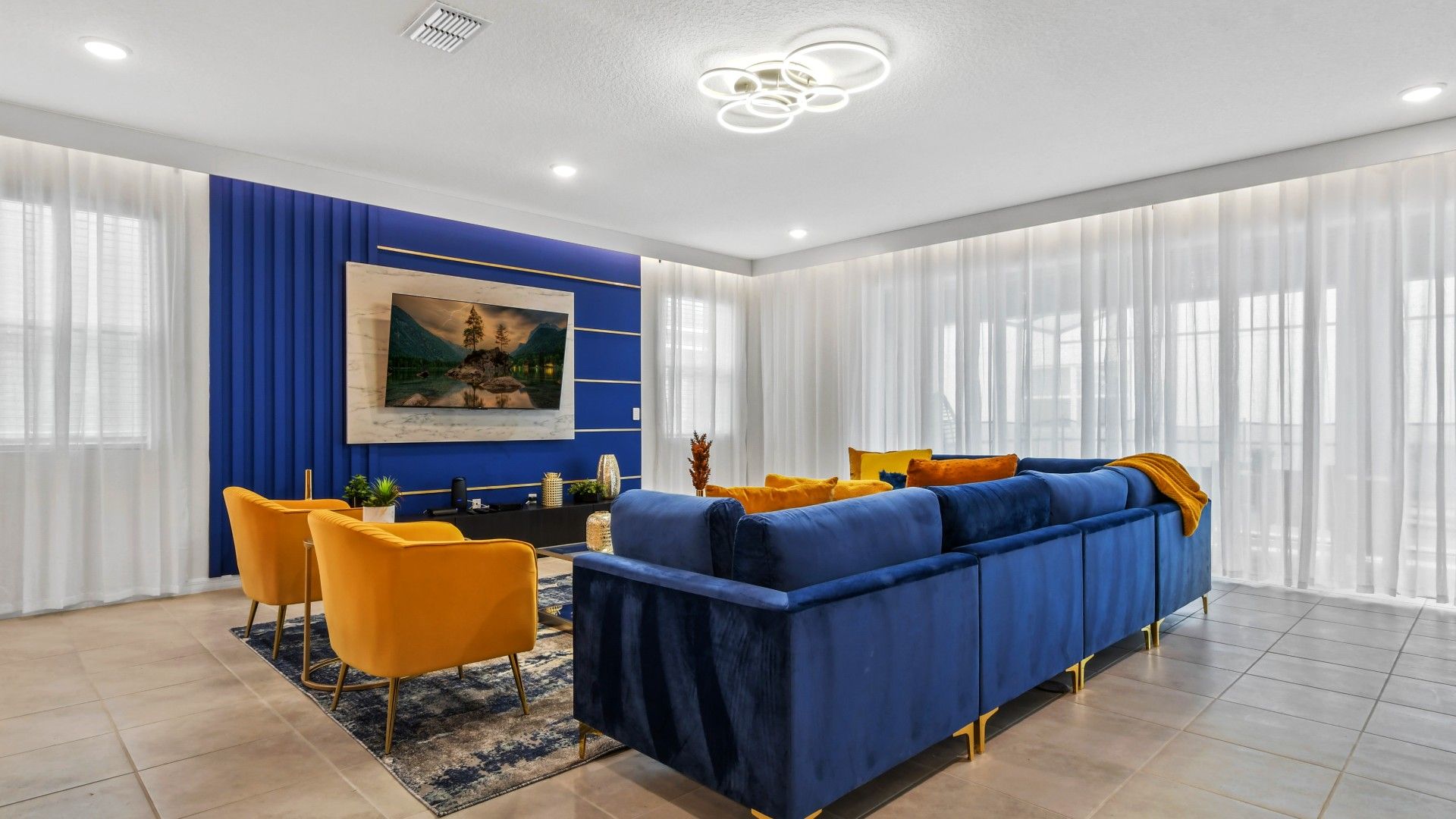 Elegant Living Room: Bold Blue & Gold Accents, Modern Charm!