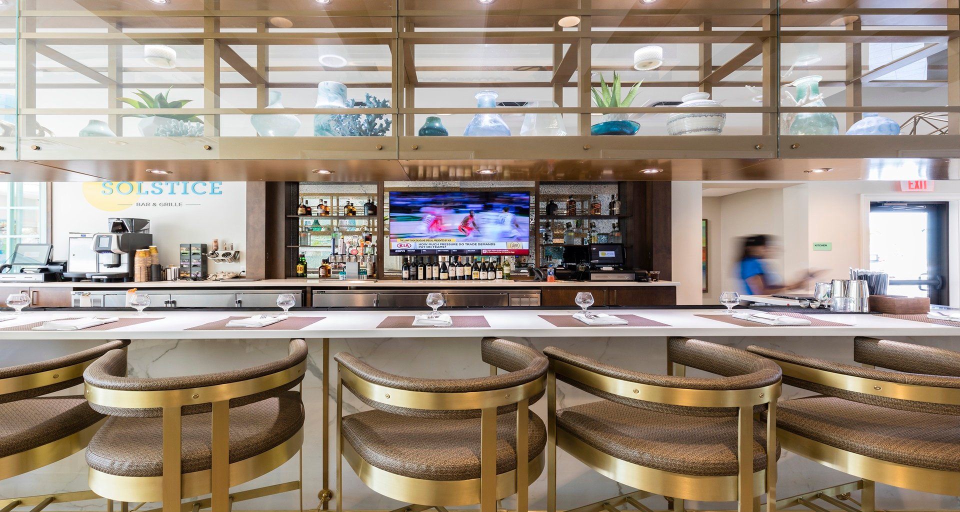 Relax at the Solstice Bar & Grille – modern vibes, delicious drinks!