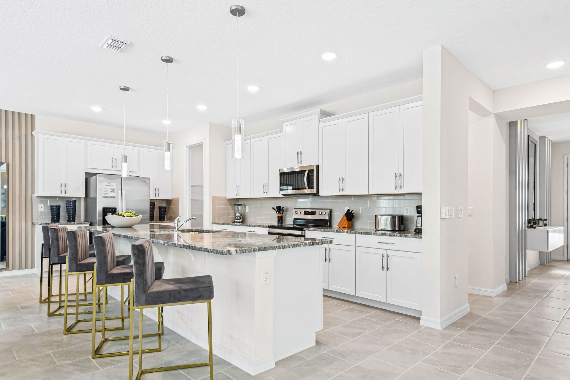Well-equipped space with a breakfast bar, offering a functional and stylish area for culinary endeavors