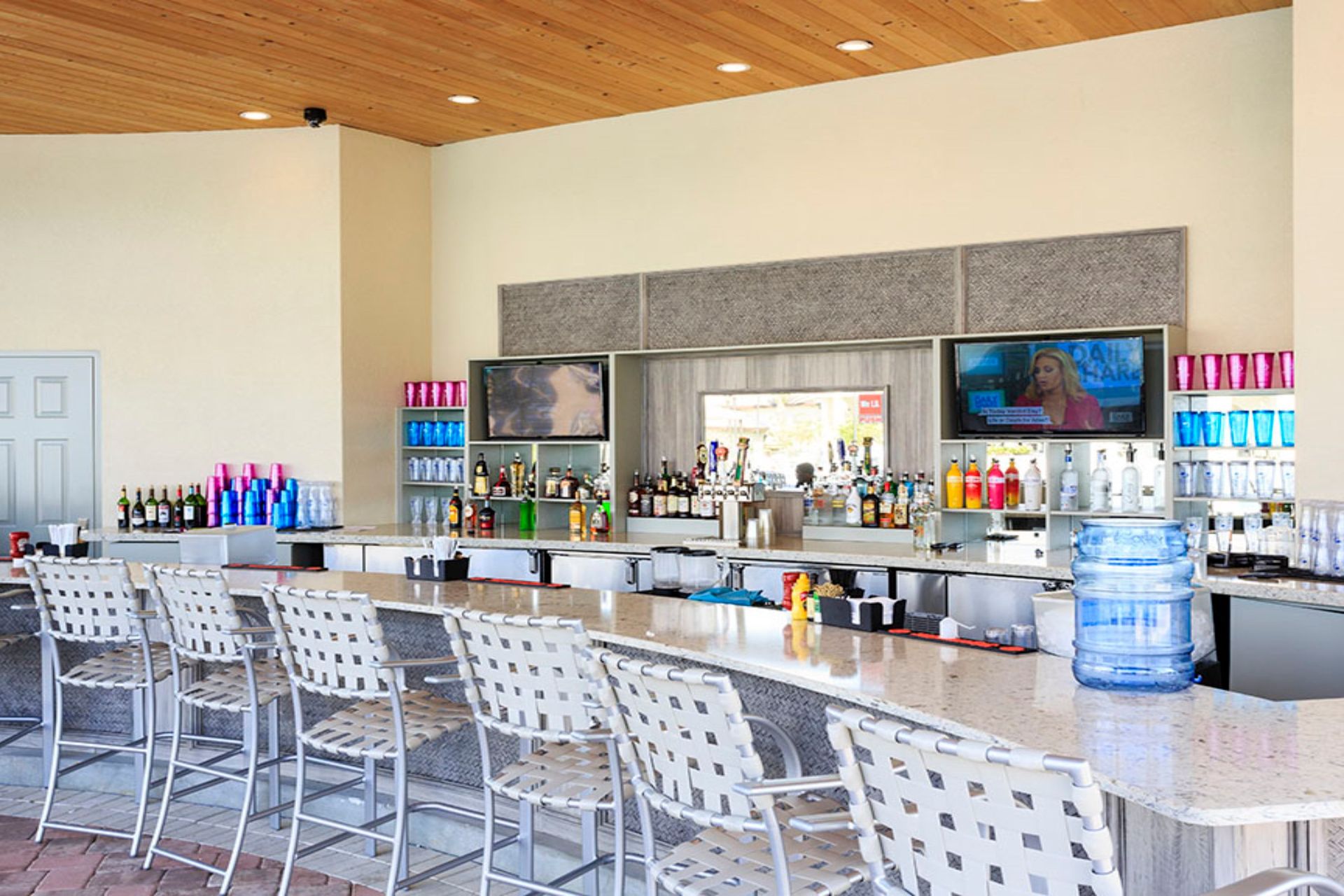 Resort Amenities - Indulge in refreshing drinks and snacks at the resort poolside bar, offering you a delightful way to unwind and enjoy the sunny ambiance during your stay.