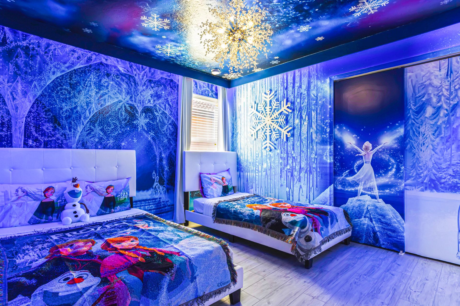 Kids will have fun in this Frozen bedroom with beautiful lights