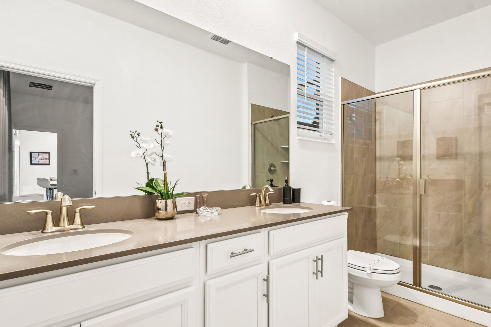 Experience comfort and convenience in our spacious bathroom, designed to meet all your needs during your stay.