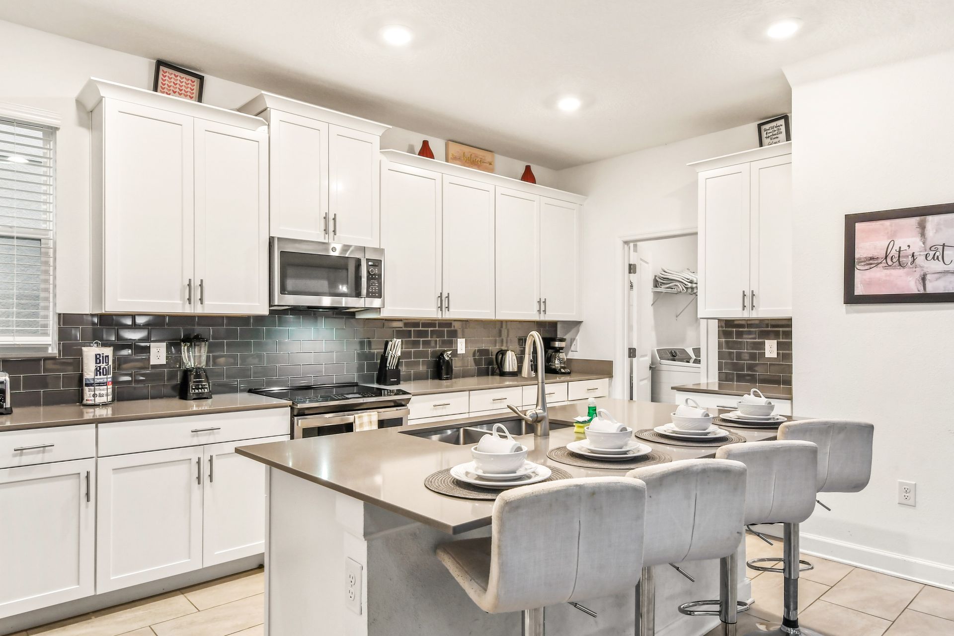 Relax and unwind at our elegant kitchen bar, where you can enjoy drinks in a sophisticated setting.