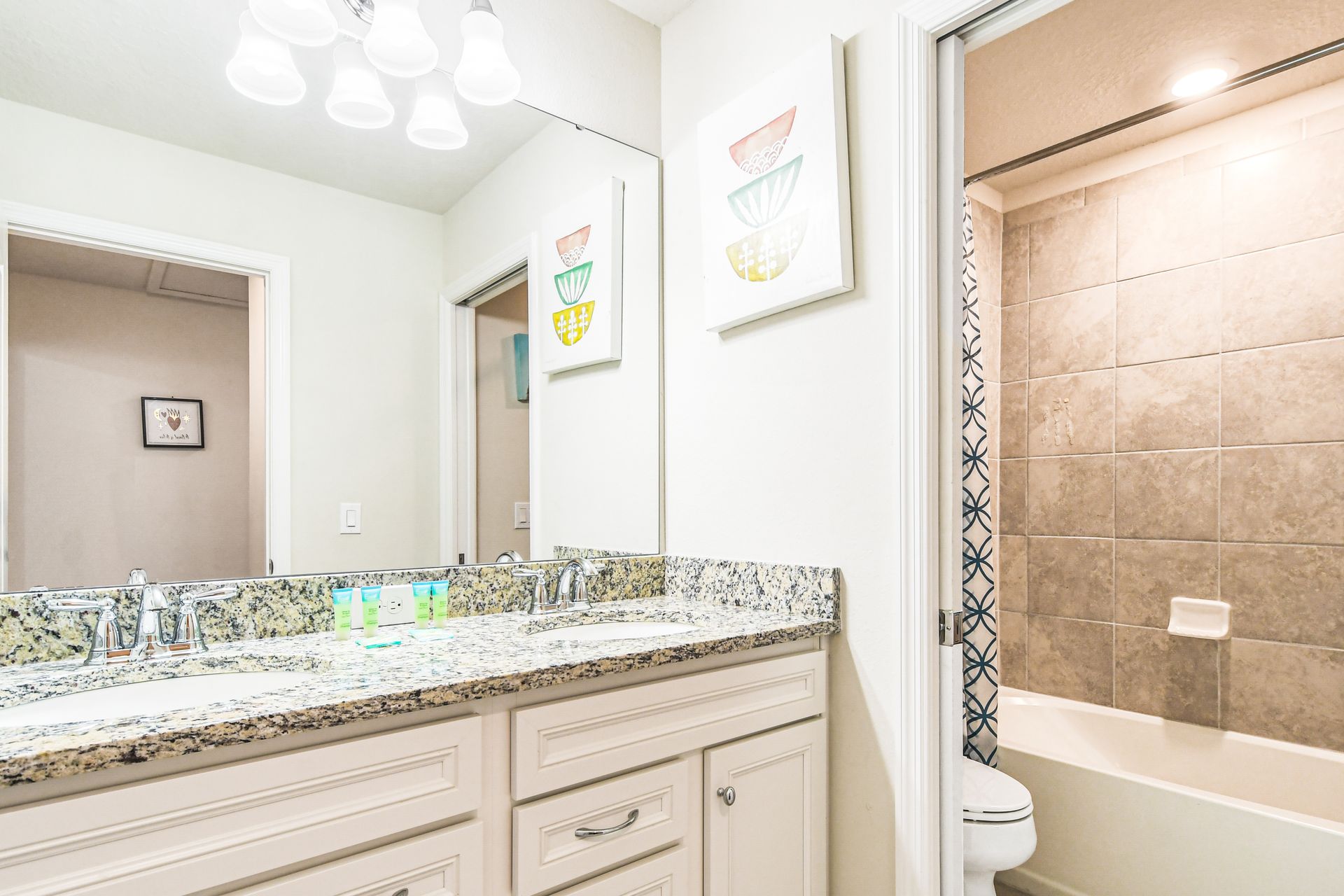 Sleek bathroom with chic decor and modern finishes for a refreshing daily routine!