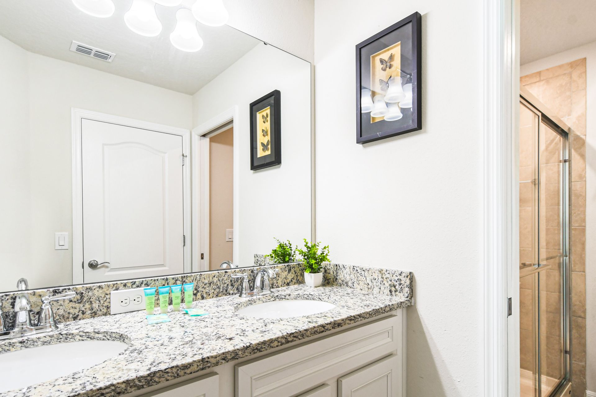 Sleek bathroom with chic decor and modern finishes for a refreshing daily routine!