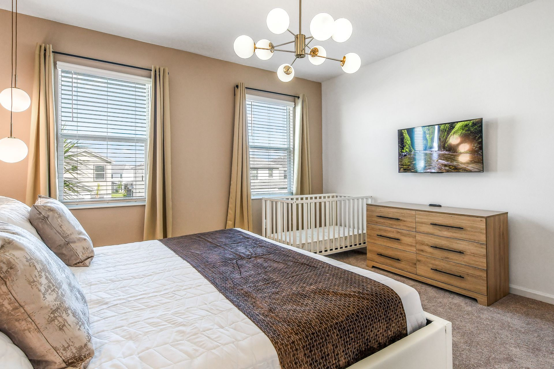 King-size dreams! Spacious room & a crib for tiny royalty