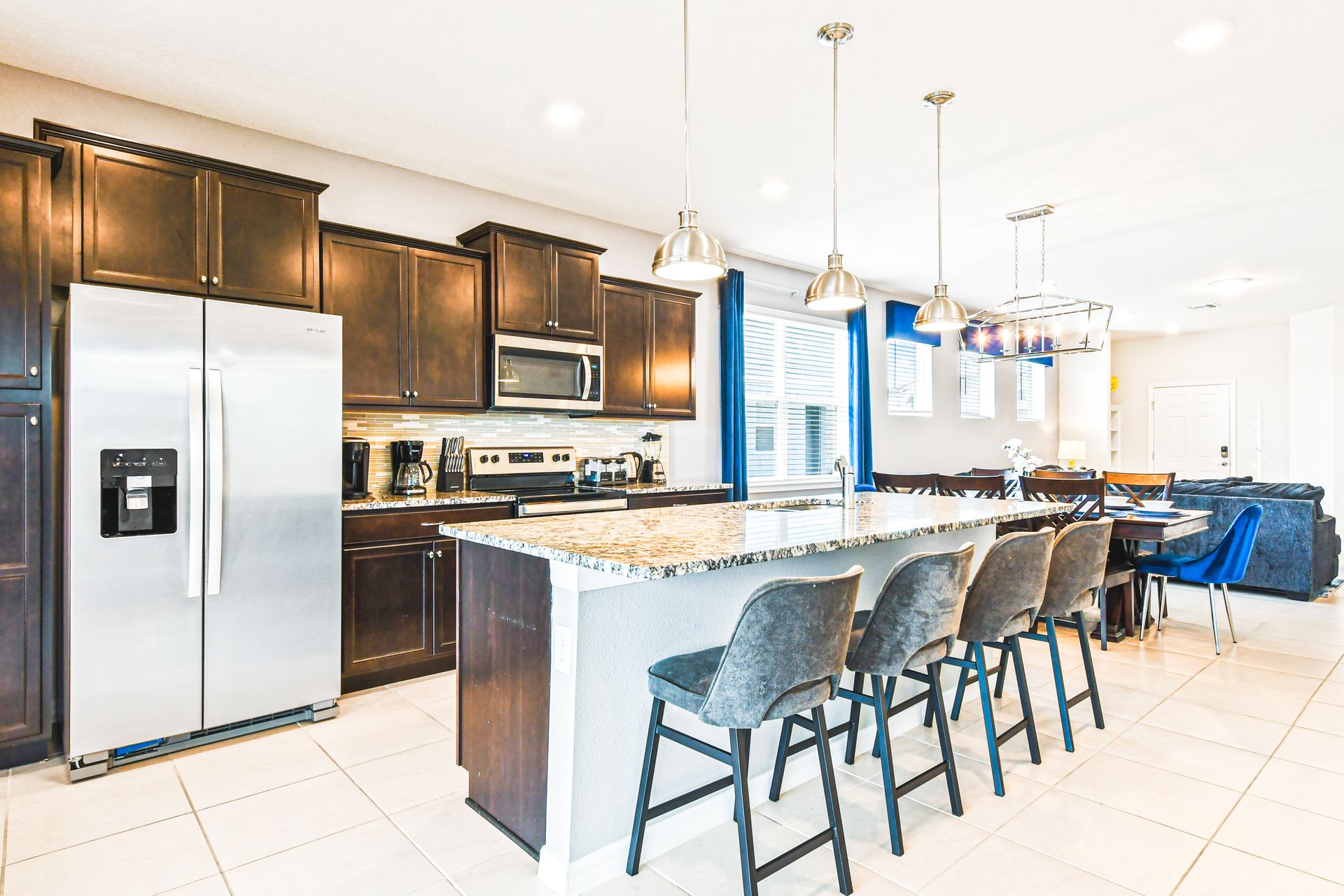 Sip on your favorite cocktails at our stylish kitchen bar, offering you a delightful way to unwind and relax.