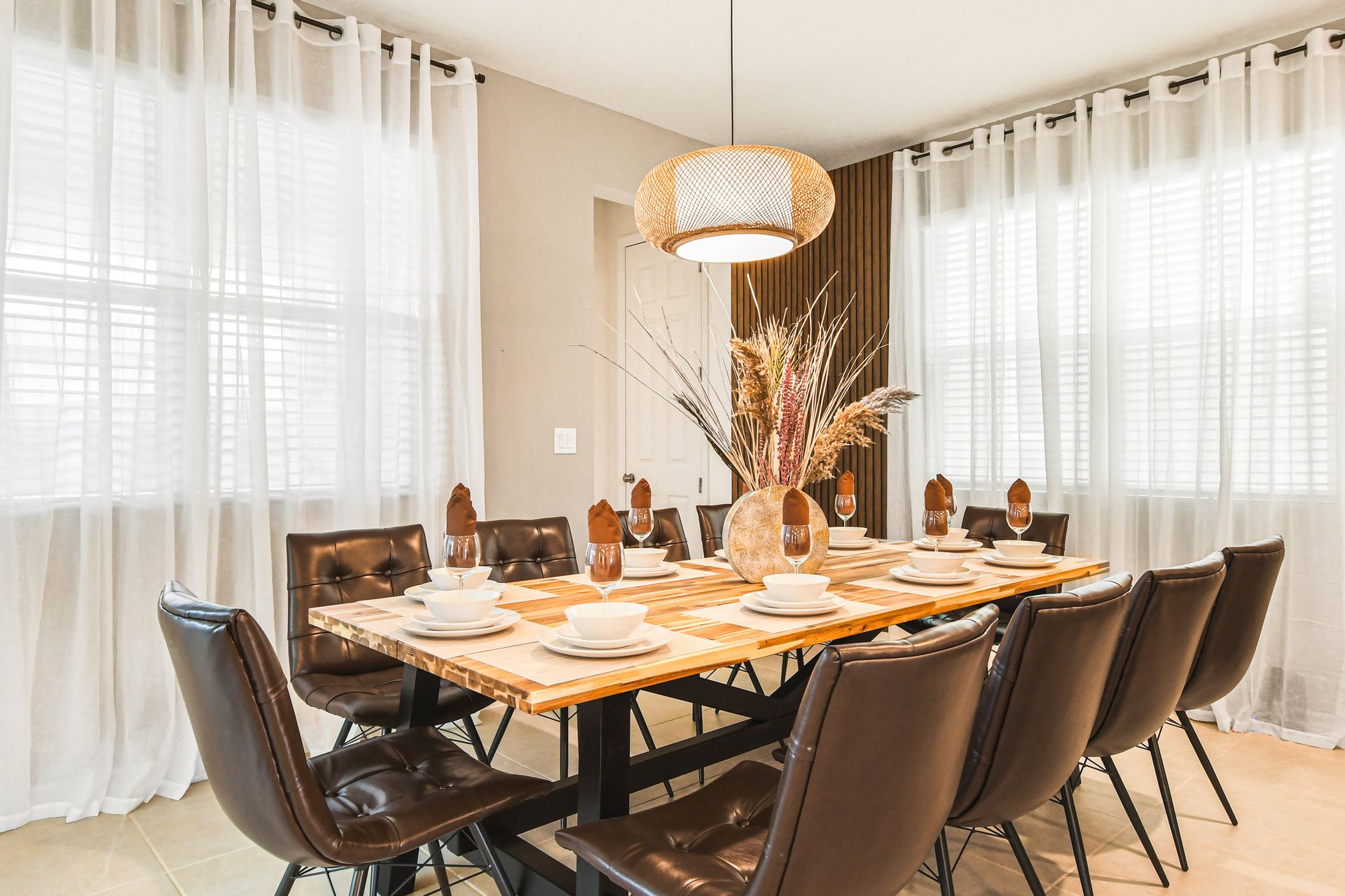 There's plenty of room for everyone in the dining area.