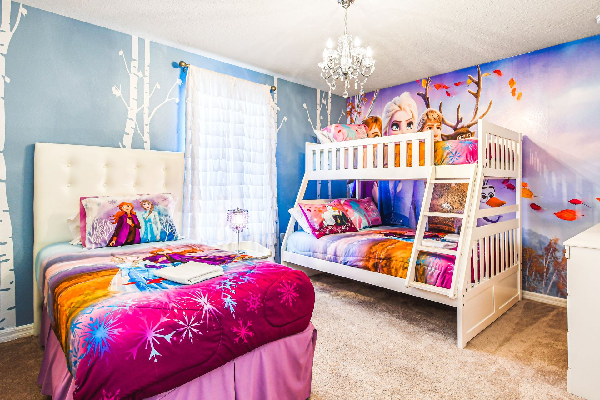 Frozen-themed kids' room with bunk bed, single bed, and charm