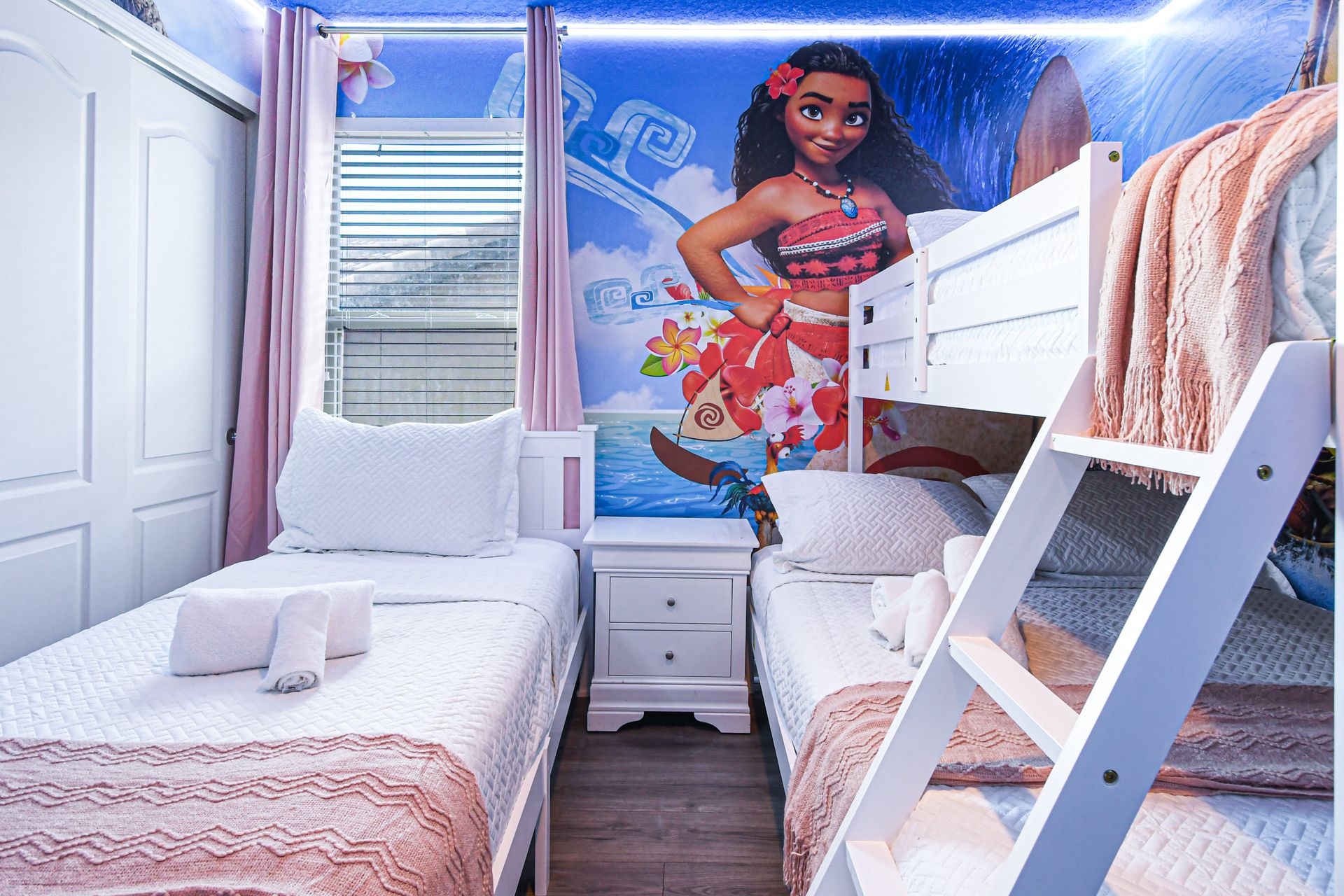 Tropical-themed kids’ room with twin beds, vibrant decor, and adventurous spirit.