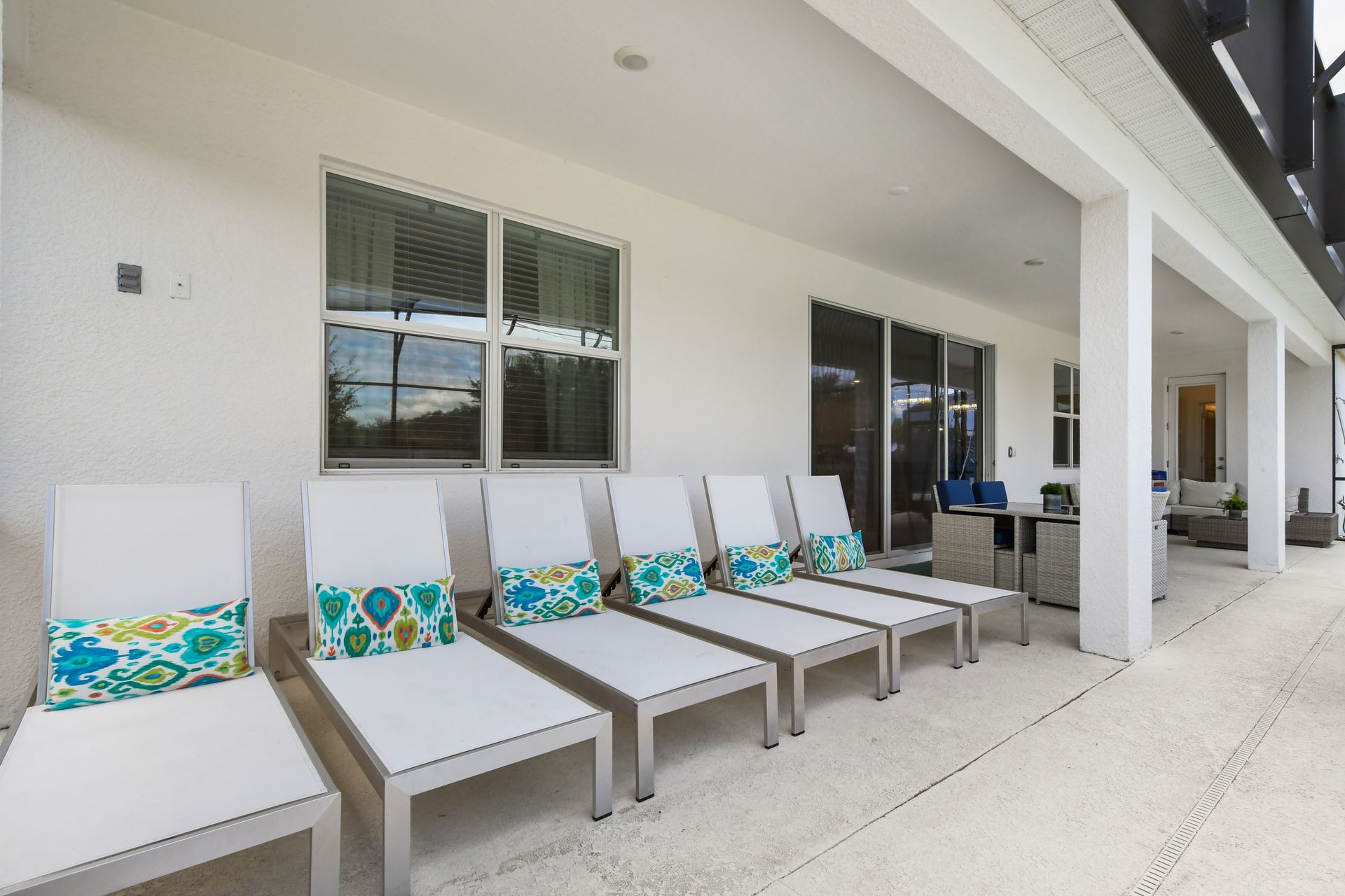 Soak up the sun in style with these comfy poolside loungers!