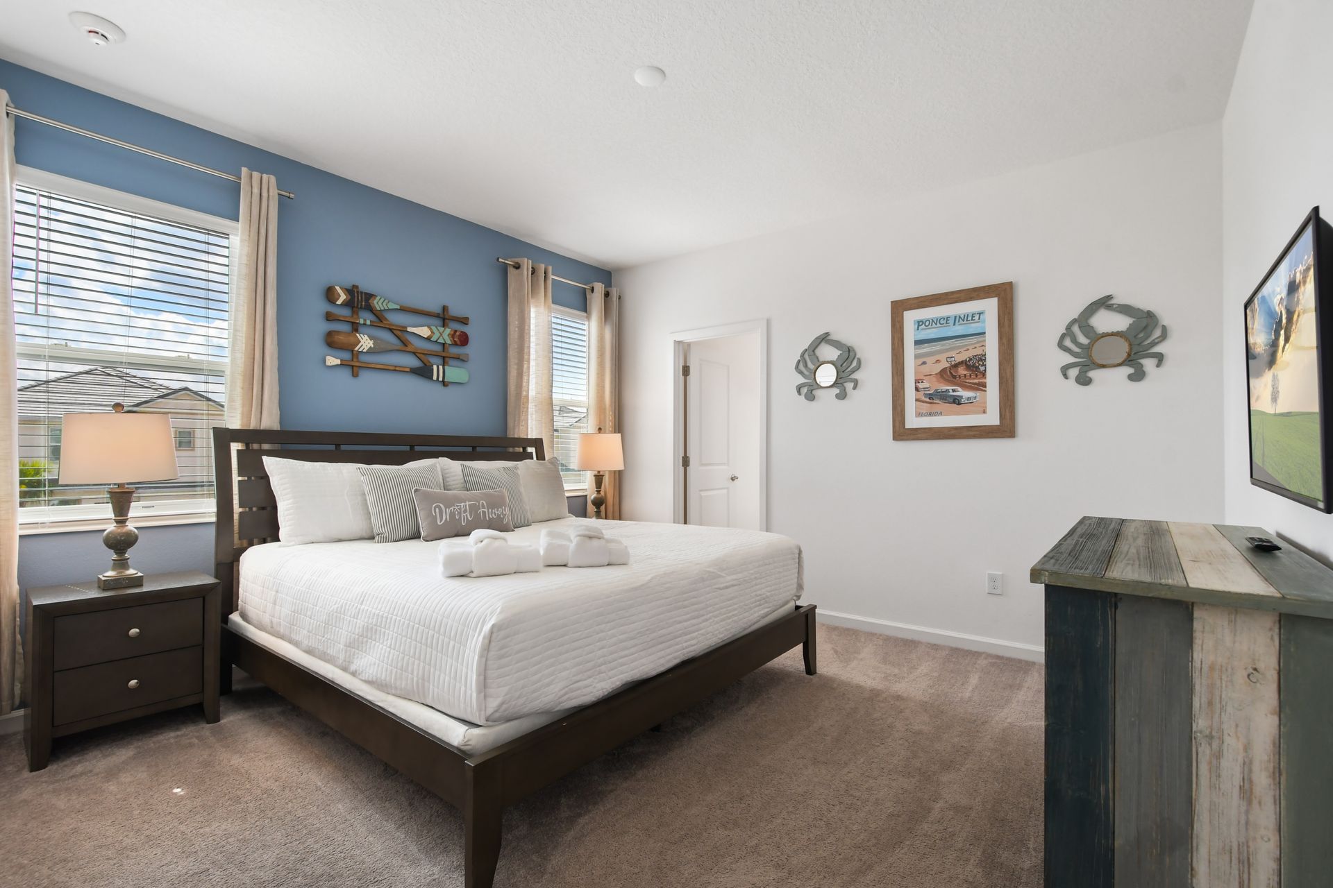 Coastal-inspired bedroom with rustic décor, a comfy bed, and relaxing beachy vibes!