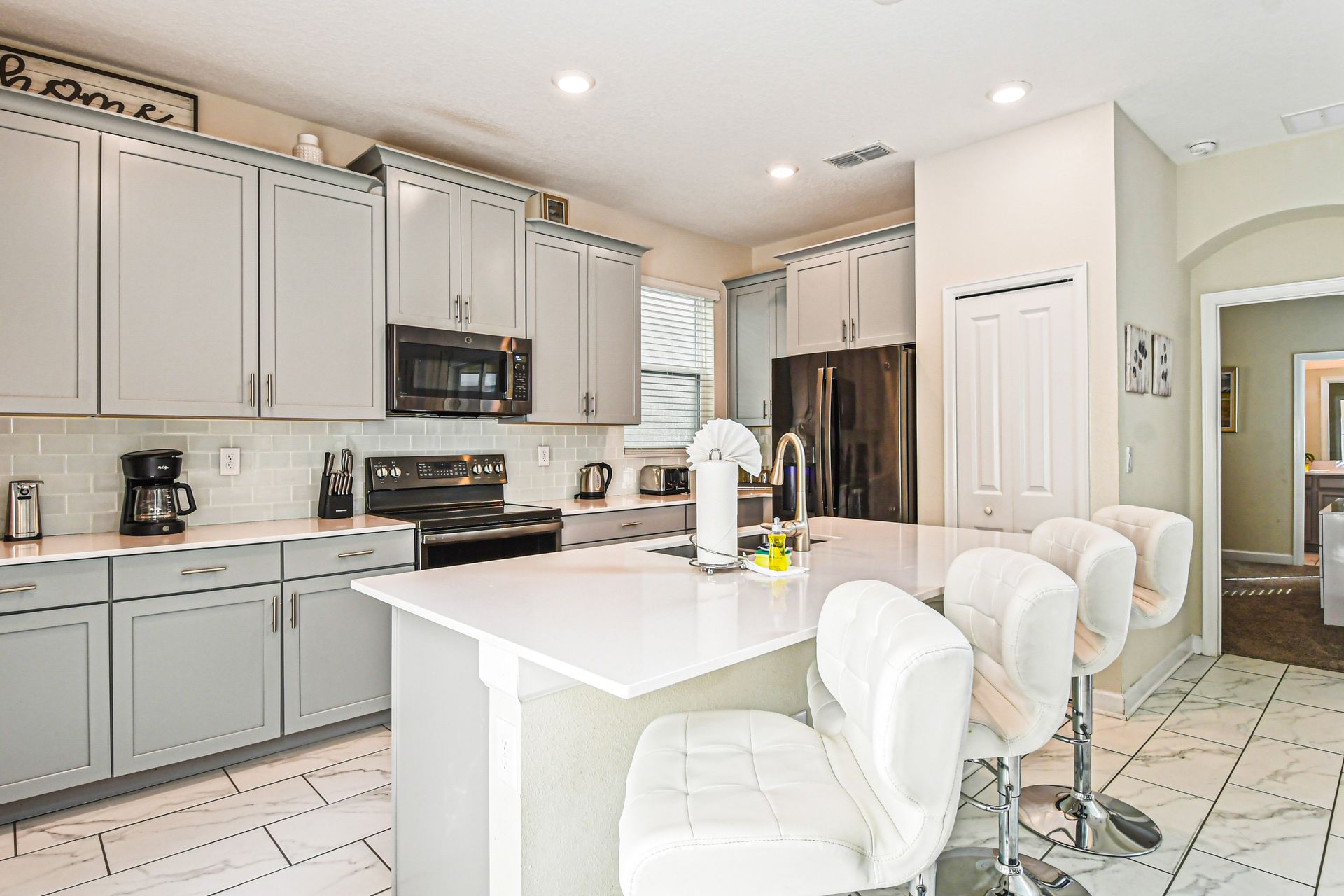 Sip on your favorite cocktails at our stylish kitchen bar, offering you a delightful way to unwind and relax.