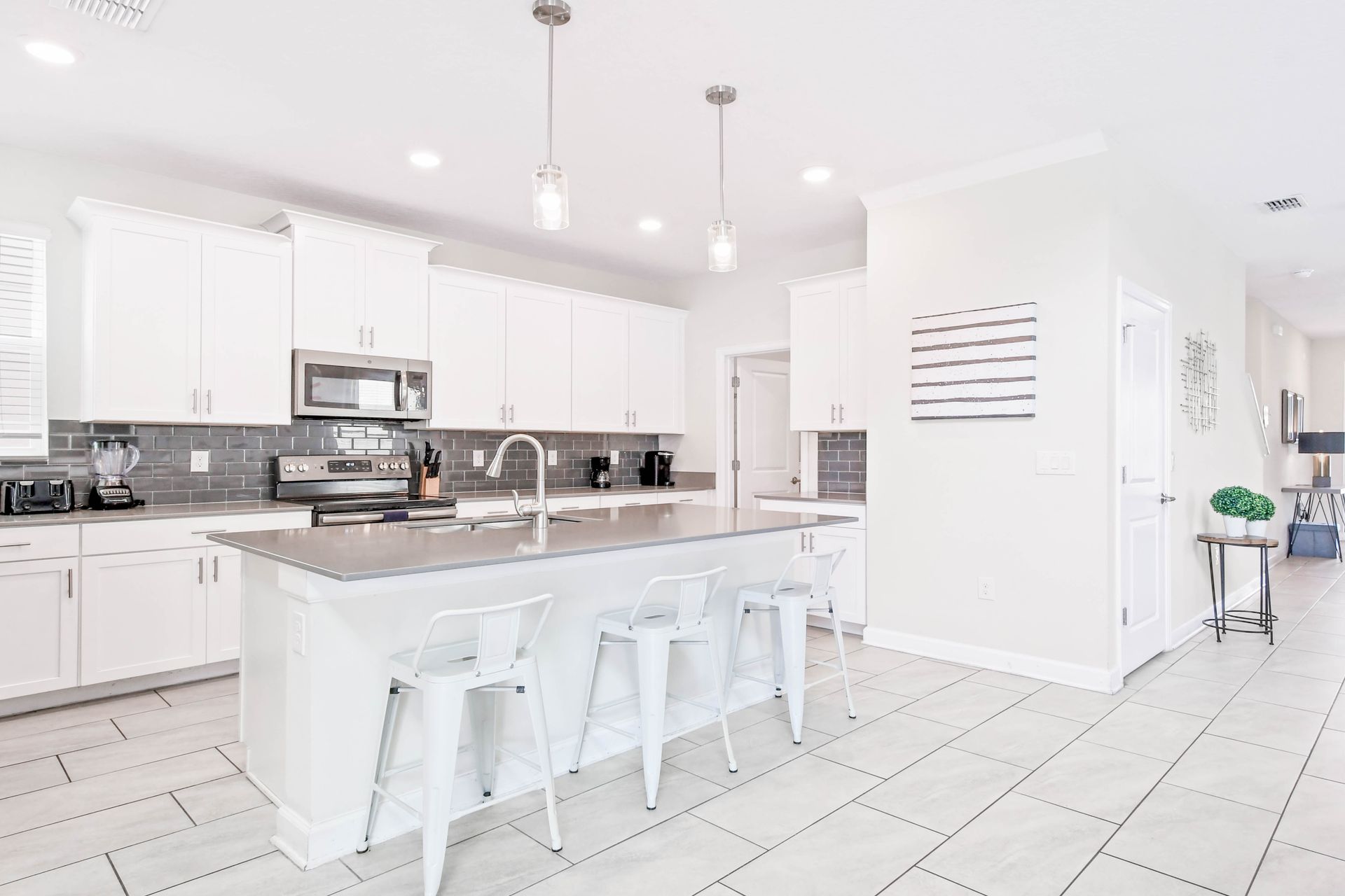 Enjoy a drink with friends at our cozy kitchen bar, providing you with a welcoming ambiance for socializing.