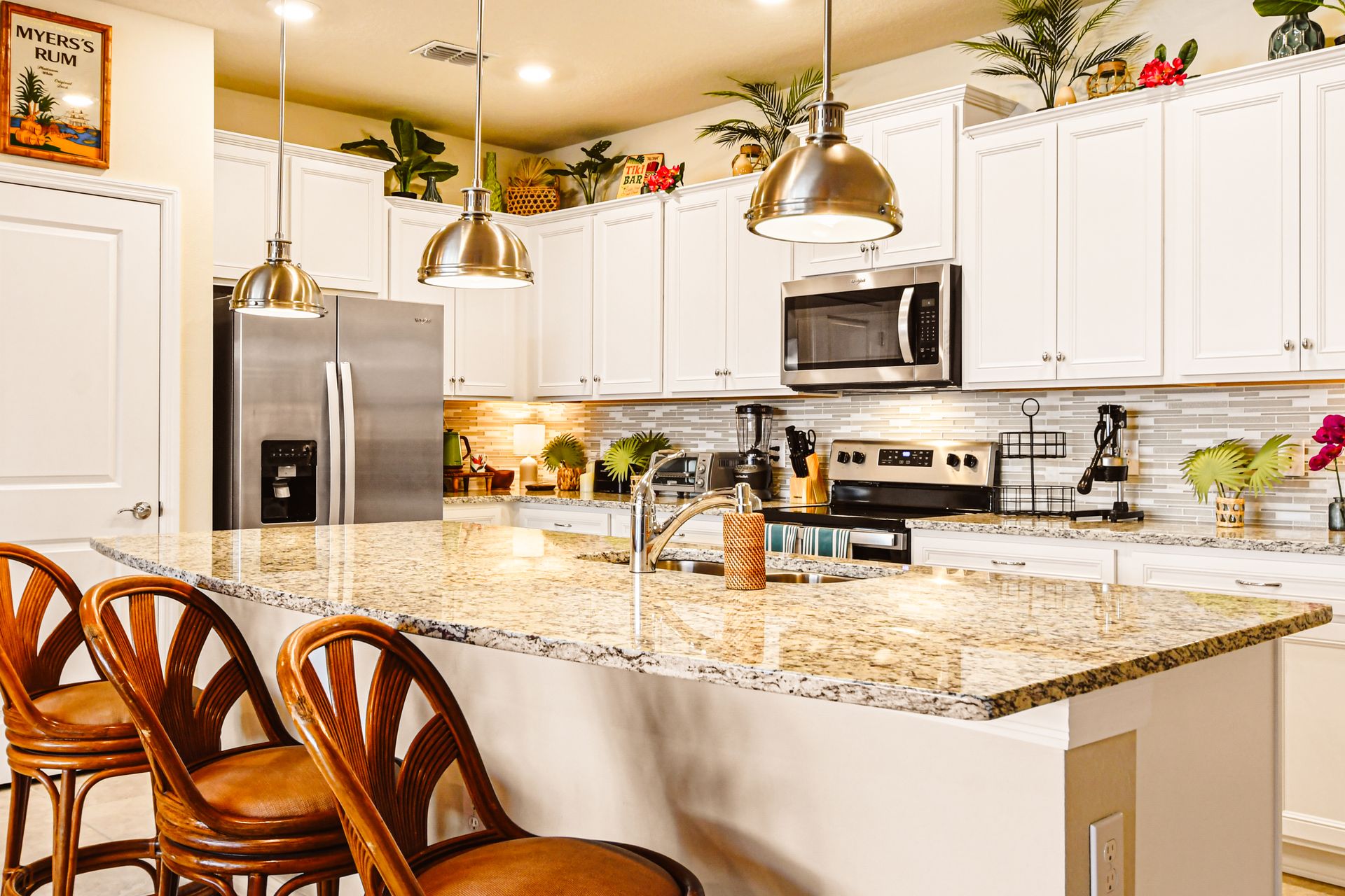 Kitchen: Well-equipped space with a breakfast bar