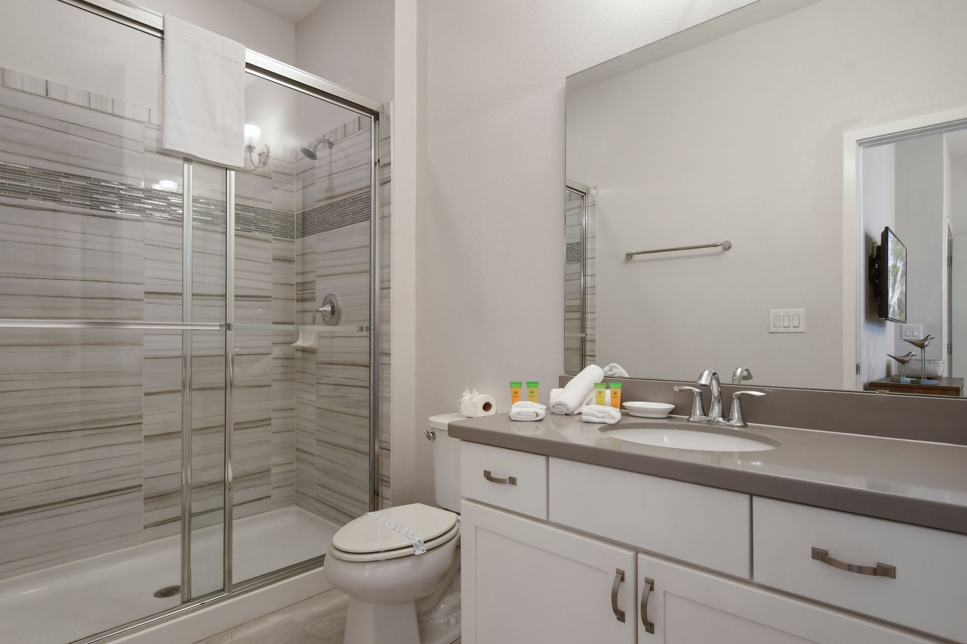 Master bath goals: Marble & mirrored perfection
