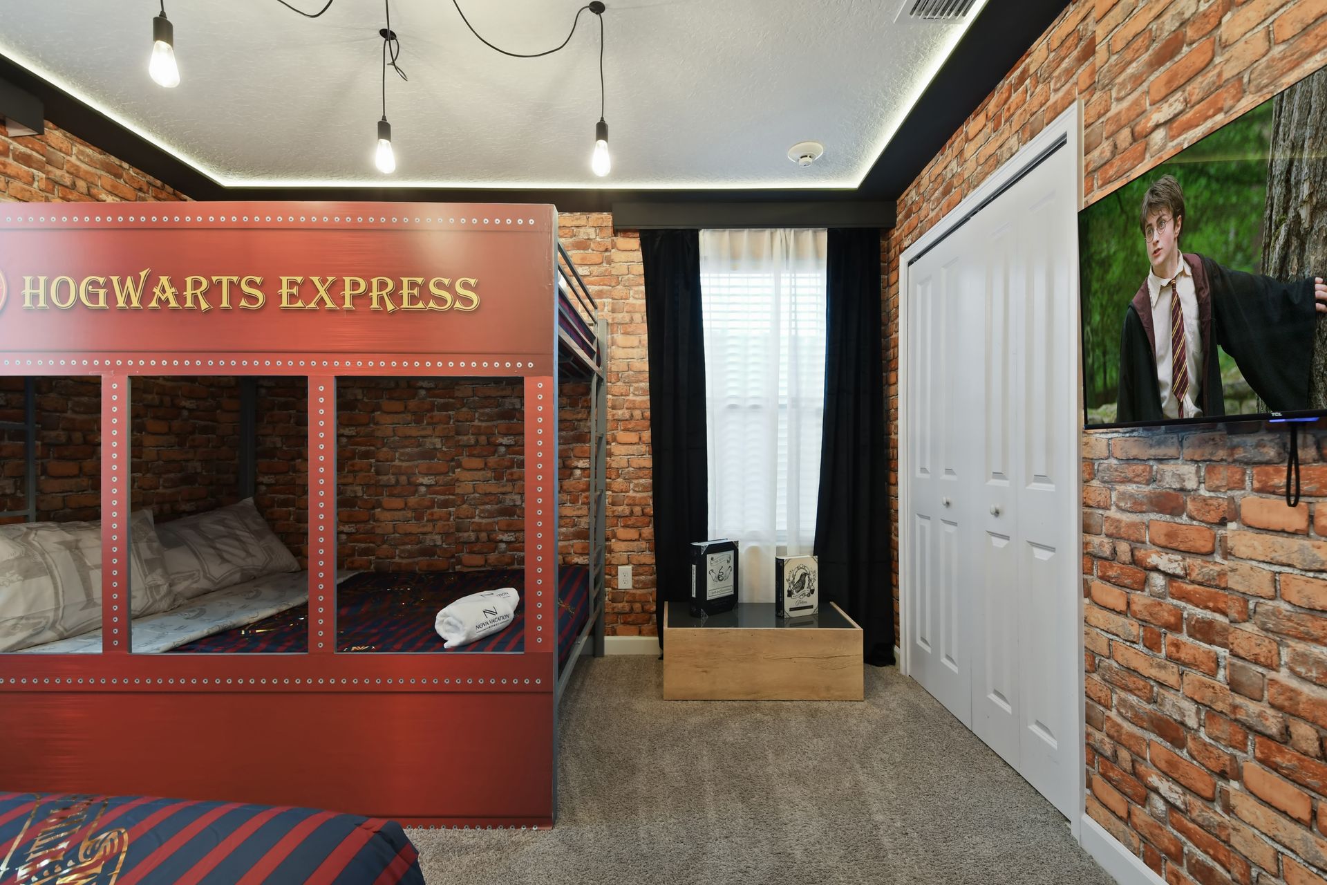 All aboard the Hogwarts Express in this magical bunk room made for young wizards!