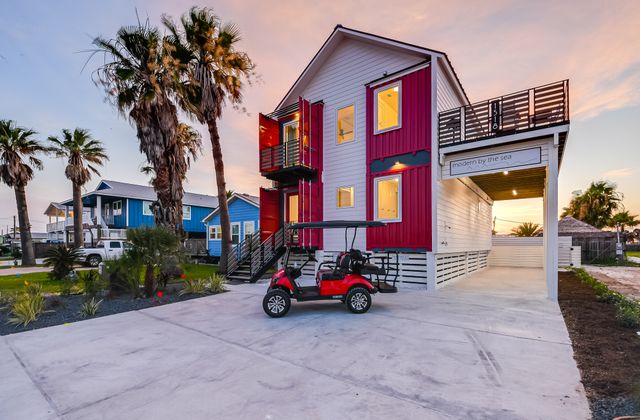 Winter Rental Modern by the Sea Red ES1518
