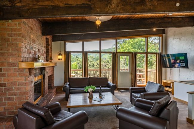 Featured Property 6 bedroom Chalet/Cottage with Hot Tub, Sauna, Ping Pong Table at Blue Mountain #52L