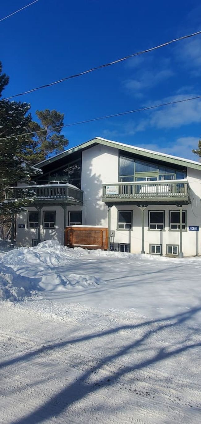 8 bedroom Chalet/Cottage with Hot Tub, Sauna, Ping Pong Table at Blue Mountain #13R 25