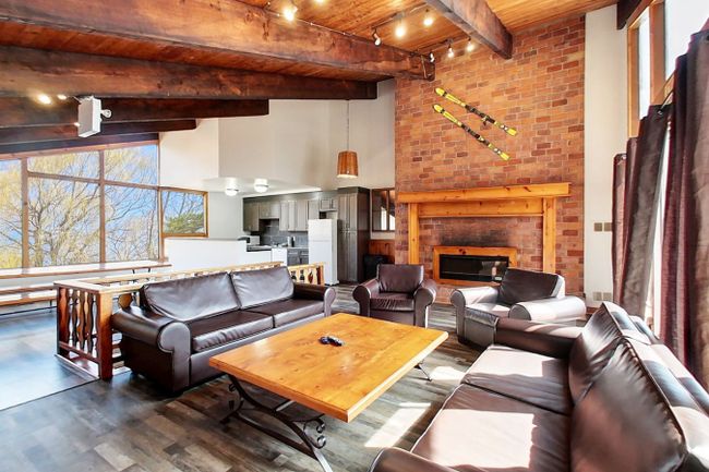 8 bedroom Chalet/Cottage with Hot Tub, Sauna, Ping Pong Table at Blue Mountain #13L 4