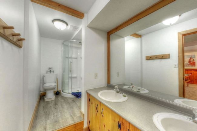 8 bedroom Chalet/Cottage with Hot Tub, Sauna, Ping Pong Table at Blue Mountain #13L 20